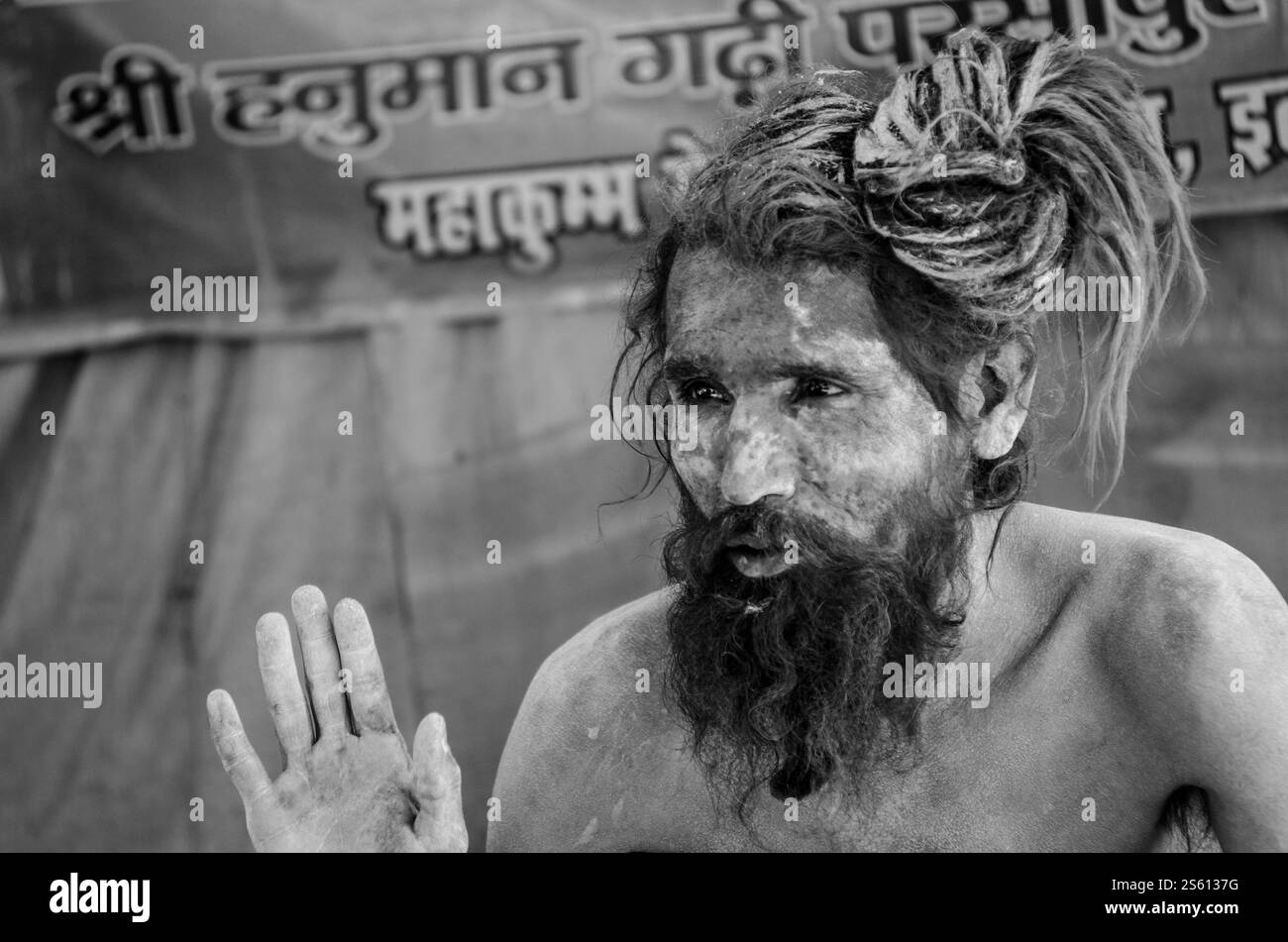 Uomo anziano in abbigliamento tradizionale in un vivace festival culturale in India durante una giornata di sole Foto Stock