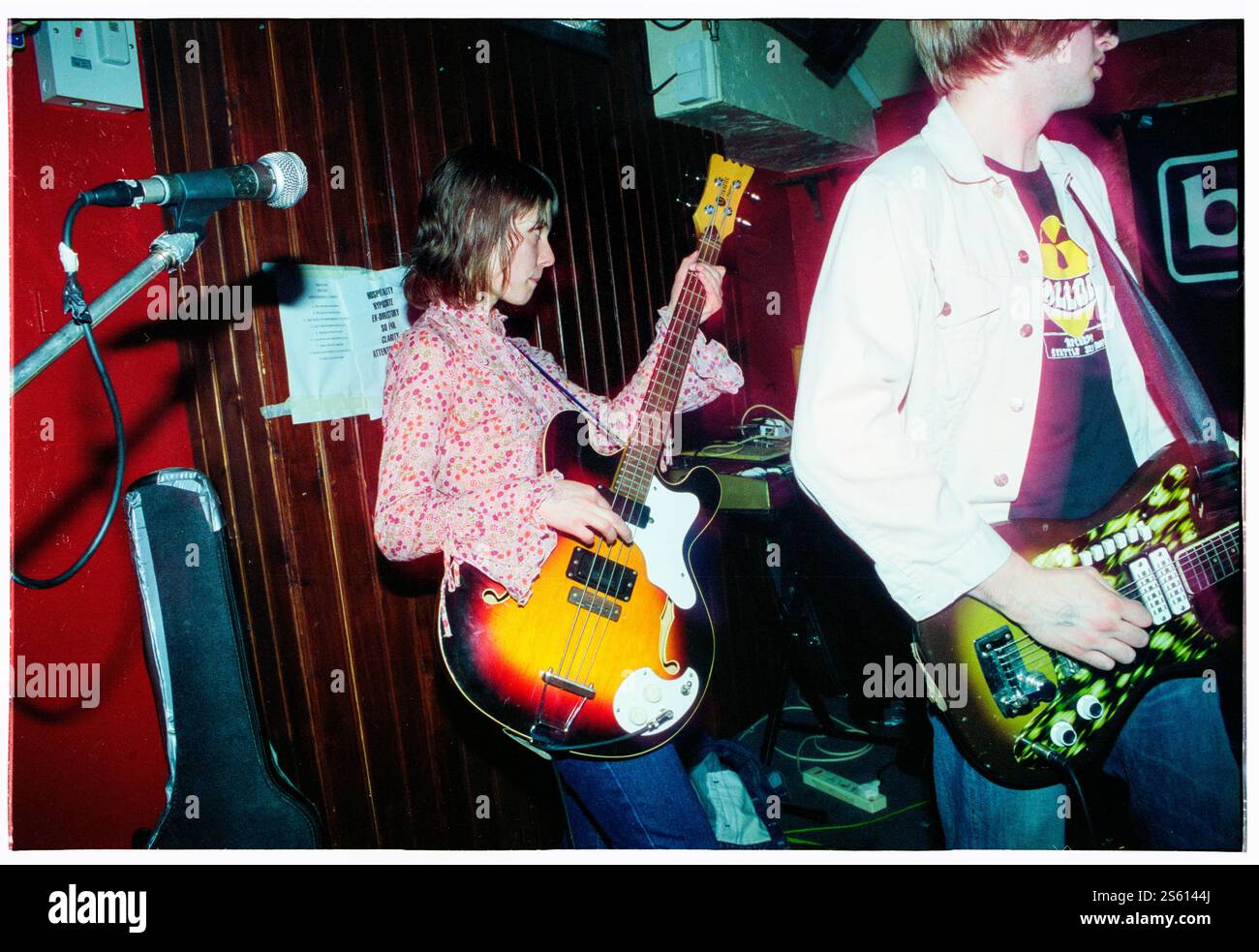 VON BONDIES, TOUR INIZIALE, 2002: JASON STOLLSTEIMER cantante con VON BONDIES al Barfly Club di Cardiff, Galles, Regno Unito, il 21 maggio 2002. Fotografia: ROB WATKINS. INFO: The Von Bondies sono un gruppo musicale garage rock statunitense formatosi nel 1997 a Detroit. Noti per la loro energia grezza e le potenti prestazioni, hanno guadagnato importanza con successi come "c'mon c'mon" dall'album "Pawn Shoppe Heart", diventando figure chiave nella scena rock dei primi anni '2000. Foto Stock