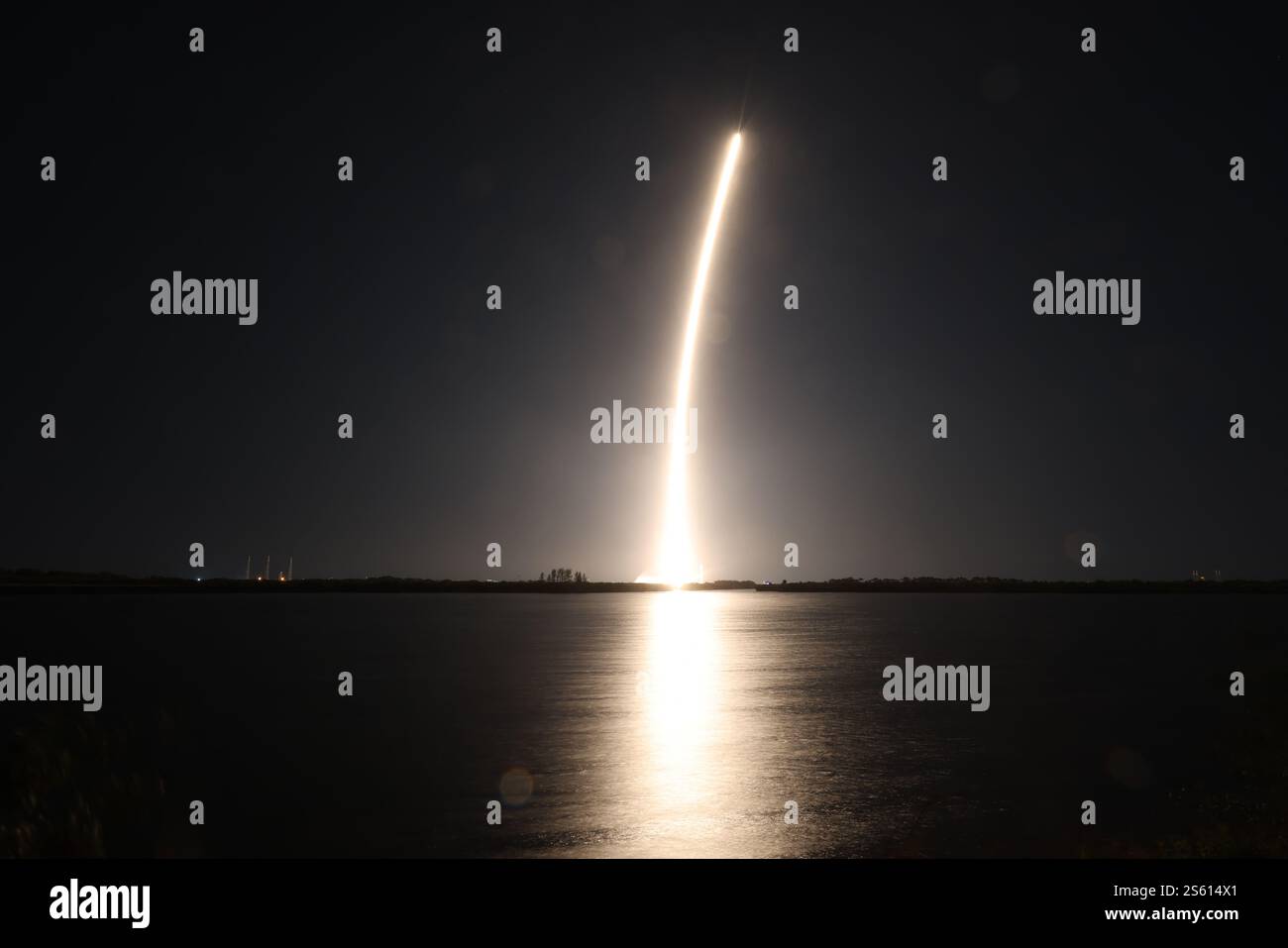 Mostra fotografica che crea una striscia d'oro nel cielo notturno, un razzo SpaceX Falcon 9 che trasporta il lander Blue Ghost Mission One della Firefly Aerospace si alza verso l'alto dopo il decollo dal complesso di lancio 39A al Kennedy Space Center della NASA in Florida mercoledì 15 gennaio 2025 come parte dell'iniziativa CLPS (Commercial Lunar Payload Services) della NASA. Il lander Blue Ghost trasporterà 10 strumenti scientifici e tecnologici della NASA sulla superficie lunare per comprendere ulteriormente la Luna e aiutare a prepararsi per le future missioni umane. Foto di ABACAPRESS. COM credito: Abaca Press/Alamy Live News Foto Stock