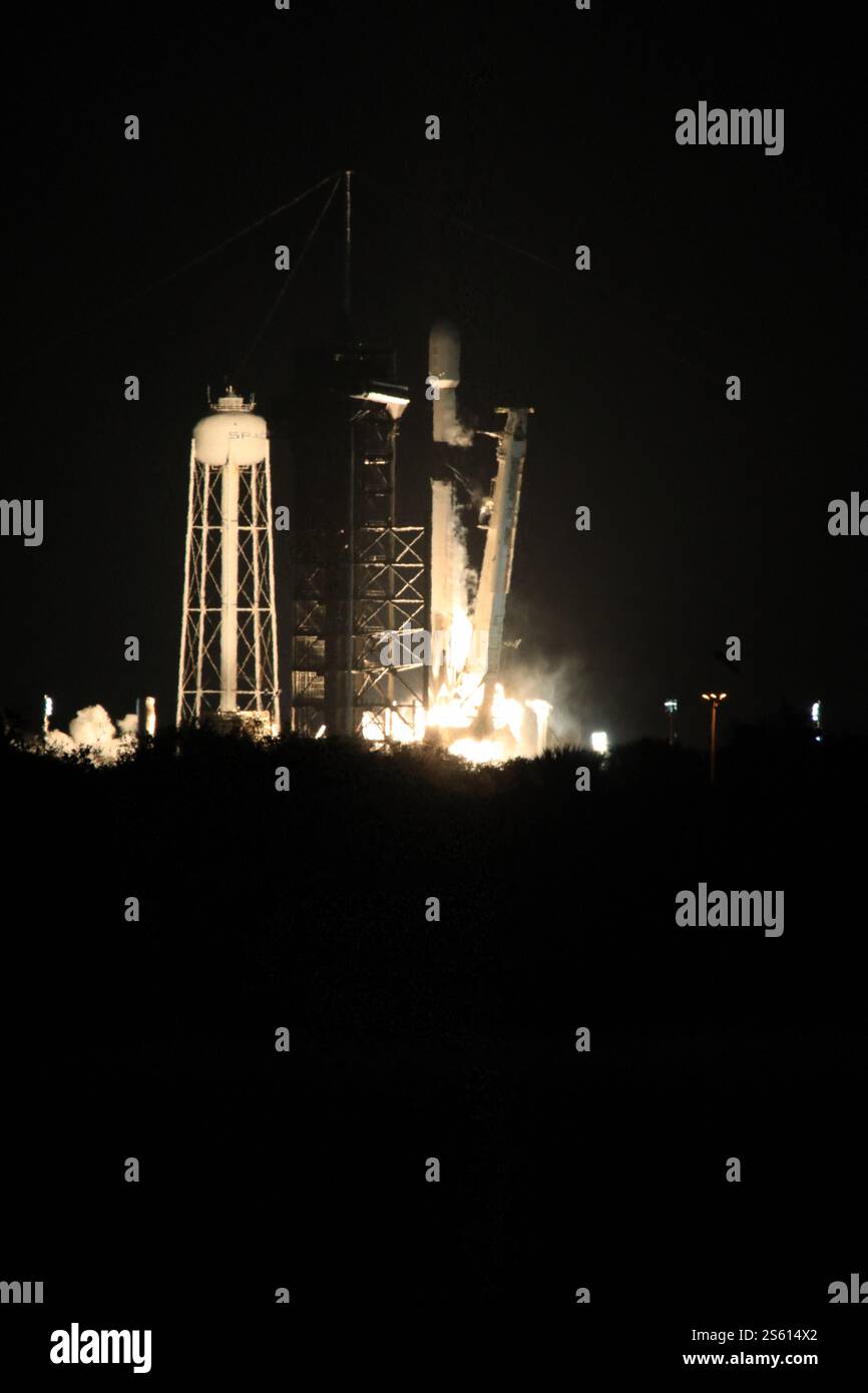 La foto mostra il lander Blue Ghost, parte dell'iniziativa CLPS (Commercial Lunar Payload Services) della NASA, si solleva in cima a un razzo SpaceX Falcon 9 mercoledì 15 gennaio 2025 dal Launch Complex 39A al Kennedy Space Center della NASA in Florida in un viaggio verso la Luna. Il lander Firefly Aerospace, dotato di 10 strumenti scientifici e tecnologici della NASA, aiuterà a comprendere ulteriormente la Luna e a prepararsi per le future missioni umane. Foto di ABACAPRESS. COM credito: Abaca Press/Alamy Live News Foto Stock