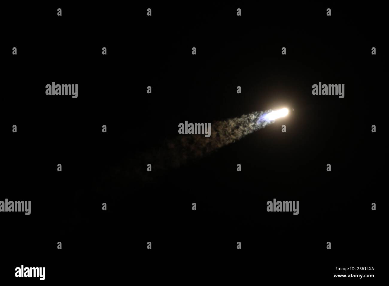 Un razzo Falcon 9 SpaceX che trasporta la Blue Ghost Mission One di Firefly Aerospace è in viaggio verso la Luna come parte dell'iniziativa CLPS (Commercial Lunar Payload Services) della NASA. Il lander Blue Ghost è stato lanciato dal Launch Complex 39A presso il Kennedy Space Center della NASA in Florida mercoledì 15 gennaio 2025 trasportando 10 strumenti scientifici e tecnologici della NASA sulla superficie lunare per comprendere ulteriormente la Luna e aiutare a prepararsi per le future missioni umane. Foto di ABACAPRESS. COM credito: Abaca Press/Alamy Live News Foto Stock