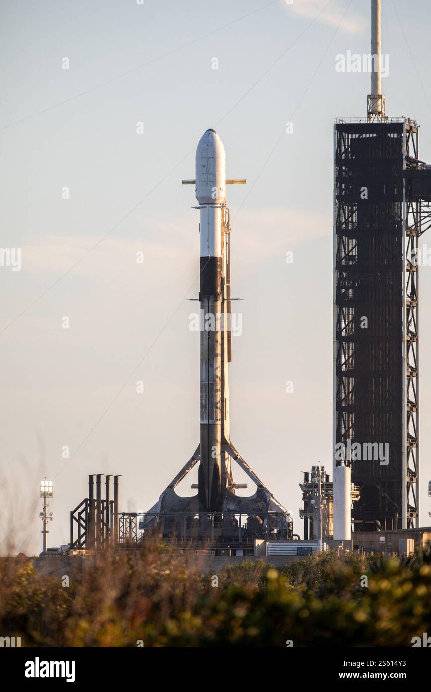 Mostra fotografica Un razzo SpaceX Falcon 9 che trasporta il lander Blue Ghost Mission One della Firefly Aerospace si prepara per un lancio sulla Luna il 14 gennaio dal Launch Complex 39A al Kennedy Space Center dell'agenzia in Florida come parte dell'iniziativa CLPS (Commercial Lunar Payload Services) della NASA. Il lander Blue Ghost trasporterà 10 strumenti scientifici e tecnologici della NASA sulla superficie lunare per comprendere ulteriormente la Luna e aiutare a prepararsi per le future missioni umane. Il sollevamento è previsto per le ore 1:11 EST. Foto di ABACAPRESS. COM credito: Abaca Press/Alamy Live News Foto Stock