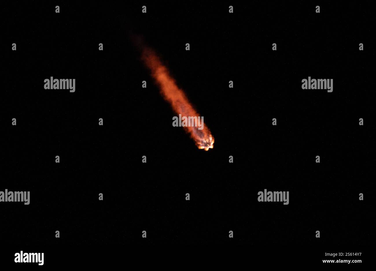 Un razzo Falcon 9 SpaceX che trasporta la Blue Ghost Mission One di Firefly Aerospace è in viaggio verso la Luna come parte dell'iniziativa CLPS (Commercial Lunar Payload Services) della NASA. Il lander Blue Ghost è stato lanciato dal Launch Complex 39A presso il Kennedy Space Center della NASA in Florida mercoledì 15 gennaio 2025 trasportando 10 strumenti scientifici e tecnologici della NASA sulla superficie lunare per comprendere ulteriormente la Luna e aiutare a prepararsi per le future missioni umane. Foto di ABACAPRESS. COM credito: Abaca Press/Alamy Live News Foto Stock