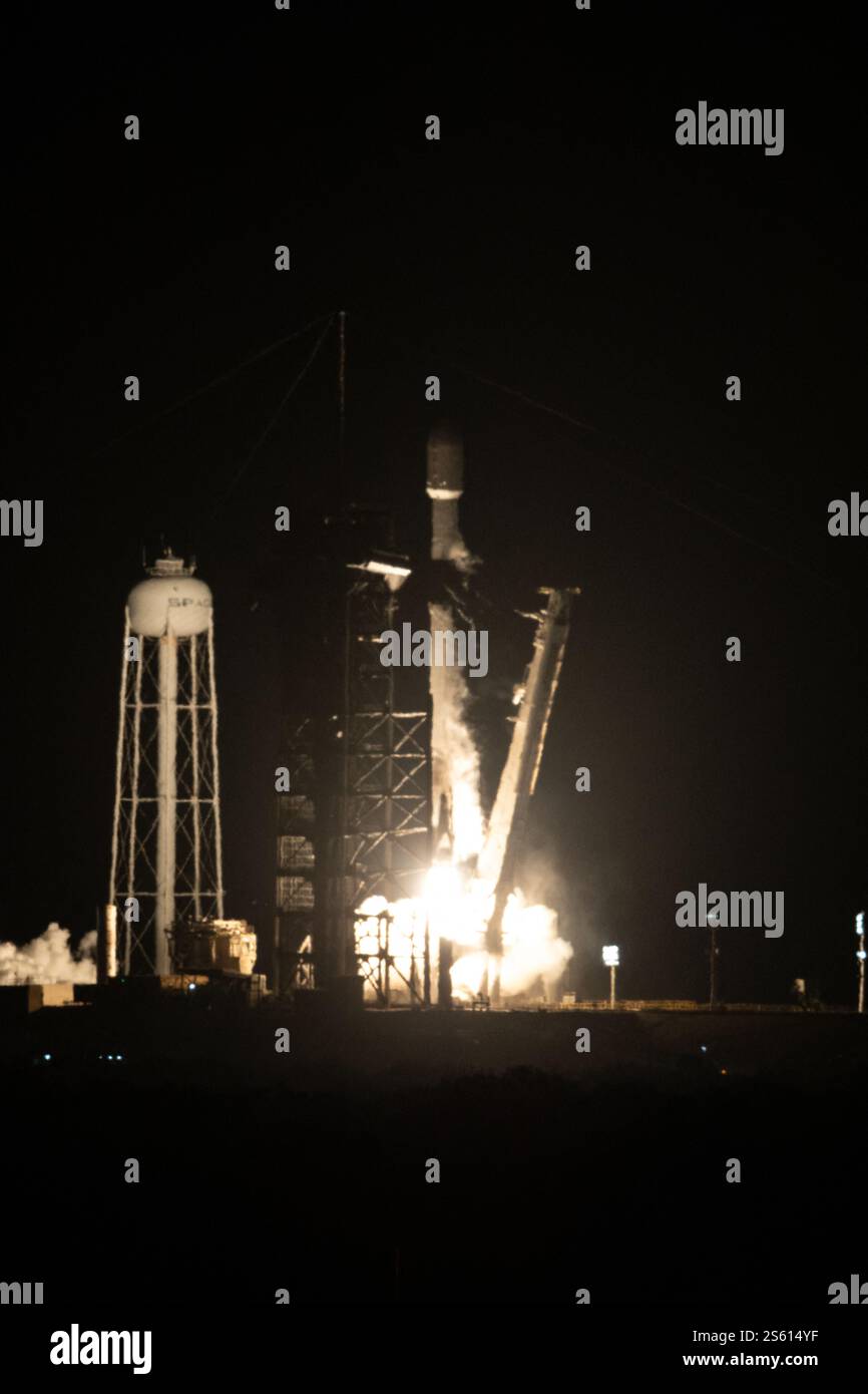 La foto mostra il lander Blue Ghost, parte dell'iniziativa CLPS (Commercial Lunar Payload Services) della NASA, si solleva in cima a un razzo SpaceX Falcon 9 mercoledì 15 gennaio 2025 dal Launch Complex 39A al Kennedy Space Center della NASA in Florida in un viaggio verso la Luna. Il lander Firefly Aerospace, dotato di 10 strumenti scientifici e tecnologici della NASA, aiuterà a comprendere ulteriormente la Luna e a prepararsi per le future missioni umane. Foto di ABACAPRESS. COM credito: Abaca Press/Alamy Live News Foto Stock
