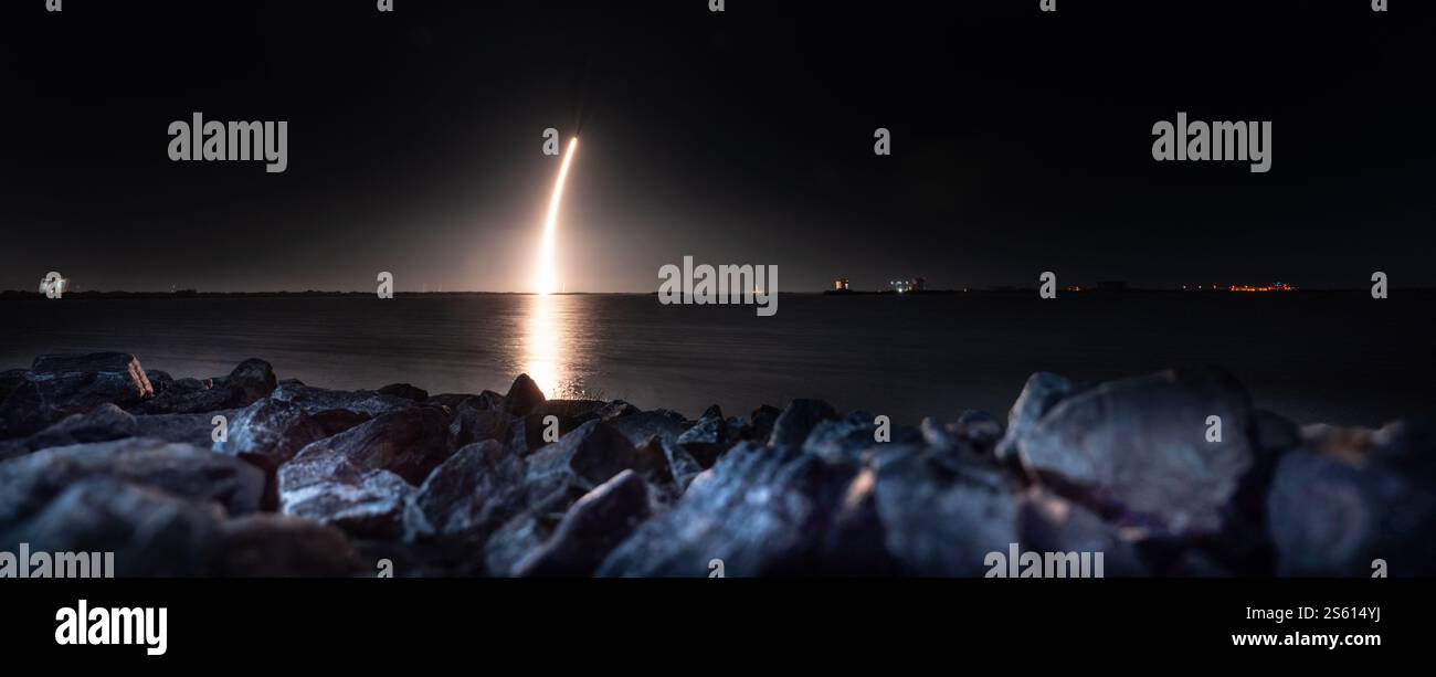 Mostra fotografica che crea una striscia d'oro nel cielo notturno, un razzo SpaceX Falcon 9 che trasporta il lander Blue Ghost Mission One della Firefly Aerospace si alza verso l'alto dopo il decollo dal complesso di lancio 39A al Kennedy Space Center della NASA in Florida mercoledì 15 gennaio 2025 come parte dell'iniziativa CLPS (Commercial Lunar Payload Services) della NASA. Il lander Blue Ghost trasporterà 10 strumenti scientifici e tecnologici della NASA sulla superficie lunare per comprendere ulteriormente la Luna e aiutare a prepararsi per le future missioni umane. Foto di ABACAPRESS. COM credito: Abaca Press/Alamy Live News Foto Stock
