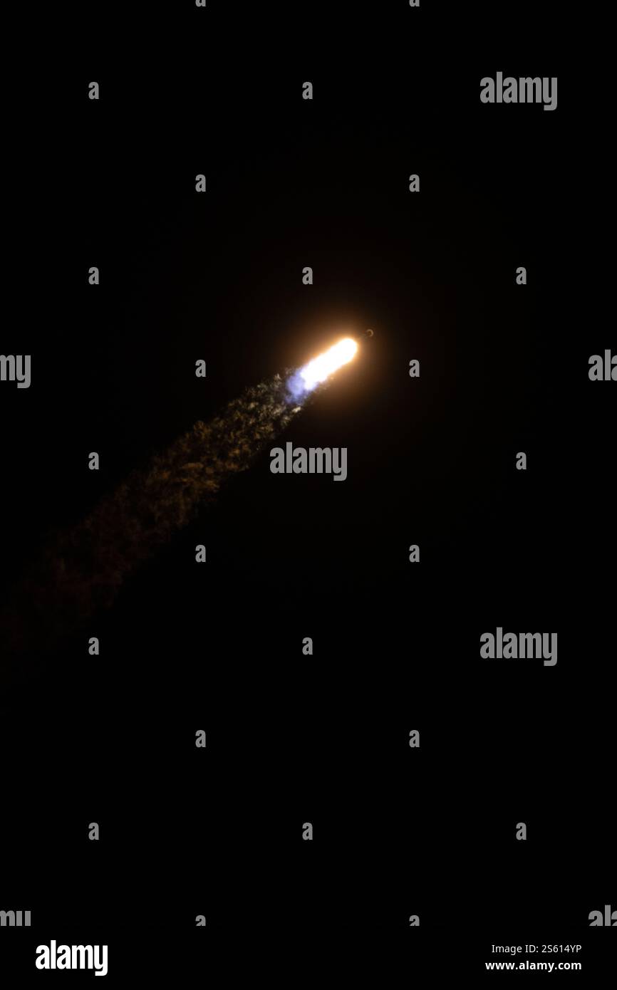 Un razzo Falcon 9 SpaceX che trasporta la Blue Ghost Mission One di Firefly Aerospace è in viaggio verso la Luna come parte dell'iniziativa CLPS (Commercial Lunar Payload Services) della NASA. Il lander Blue Ghost è stato lanciato dal Launch Complex 39A presso il Kennedy Space Center della NASA in Florida mercoledì 15 gennaio 2025 trasportando 10 strumenti scientifici e tecnologici della NASA sulla superficie lunare per comprendere ulteriormente la Luna e aiutare a prepararsi per le future missioni umane. Foto di ABACAPRESS. COM credito: Abaca Press/Alamy Live News Foto Stock