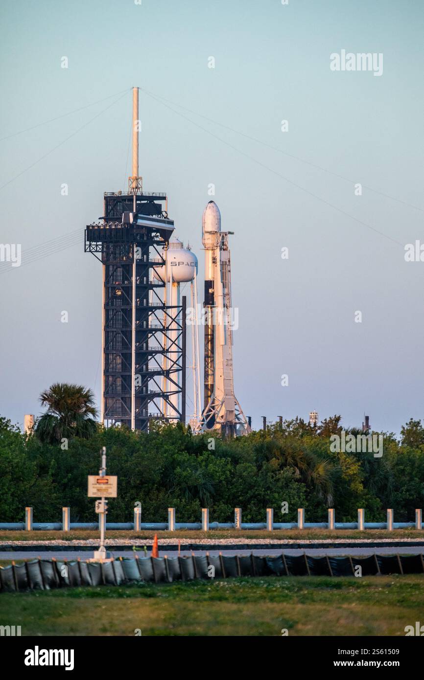 Mostra fotografica Un razzo SpaceX Falcon 9 che trasporta il lander Blue Ghost Mission One della Firefly Aerospace si prepara per un lancio sulla Luna il 14 gennaio dal Launch Complex 39A al Kennedy Space Center dell'agenzia in Florida come parte dell'iniziativa CLPS (Commercial Lunar Payload Services) della NASA. Il lander Blue Ghost trasporterà 10 strumenti scientifici e tecnologici della NASA sulla superficie lunare per comprendere ulteriormente la Luna e aiutare a prepararsi per le future missioni umane. Il sollevamento è previsto per le ore 1:11 EST. Foto di ABACAPRESS. COM credito: Abaca Press/Alamy Live News Foto Stock