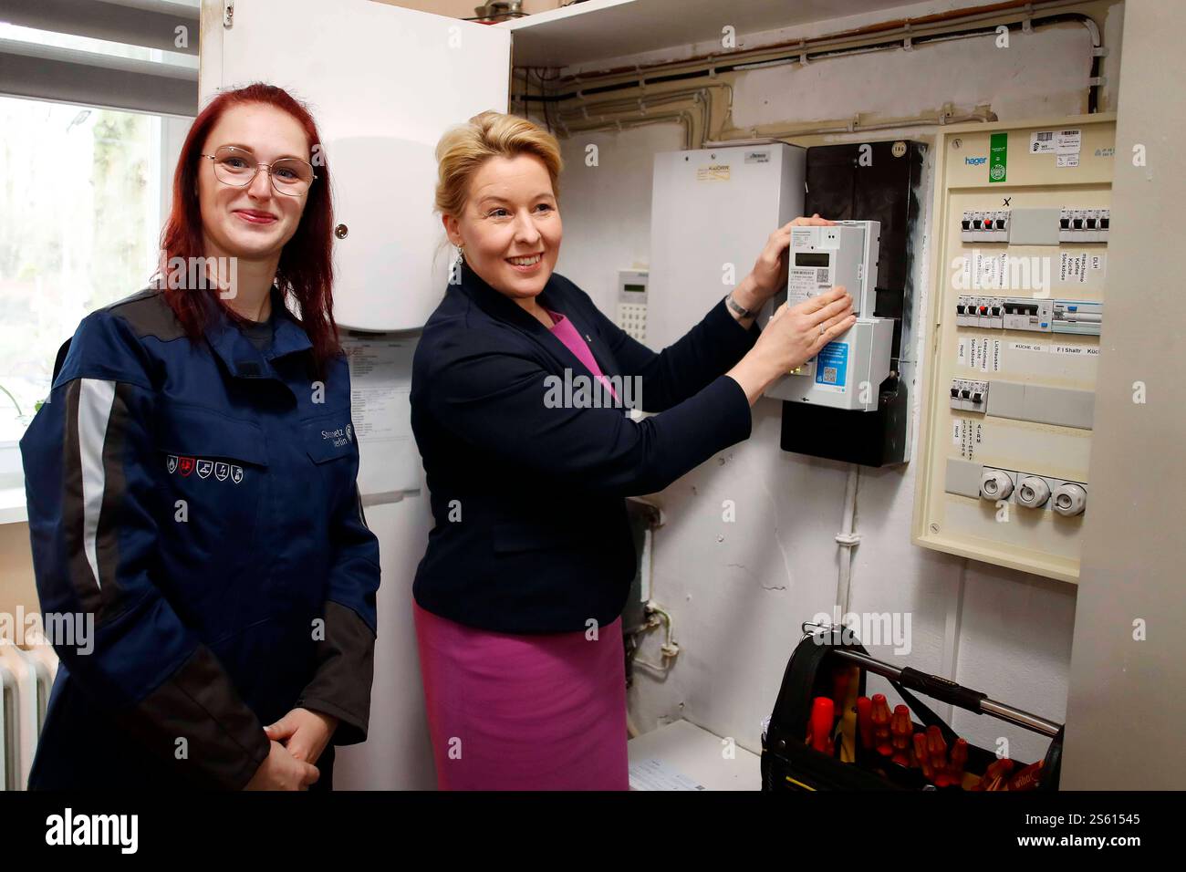 15.01.2025, Berlino, Wirtschaftssenatorin Franziska Giffey, montiert symbolisch einen Smart Meter Stromzähler in einer landeseigenen Einrichtung an, bis Ende 2025 stattet der Städtische Netzbetreiber Stromnetz Berlin die Landesliegenschaften des Land Berlin mit 4800 intelligenten mess-Systemen aus, Digitalisierung, u.a. Rathäuser, Sportplätze, Schulen,, Schulen, Schulen, und Elektrikerin Maike, Berlin Deutschland *** 15 01 2025, Berlino, senatrice per gli affari economici Franziska Giffey, installa simbolicamente un contatore elettrico intelligente in un impianto di proprietà statale, entro la fine del 2025, il gestore della rete municipale Str Foto Stock