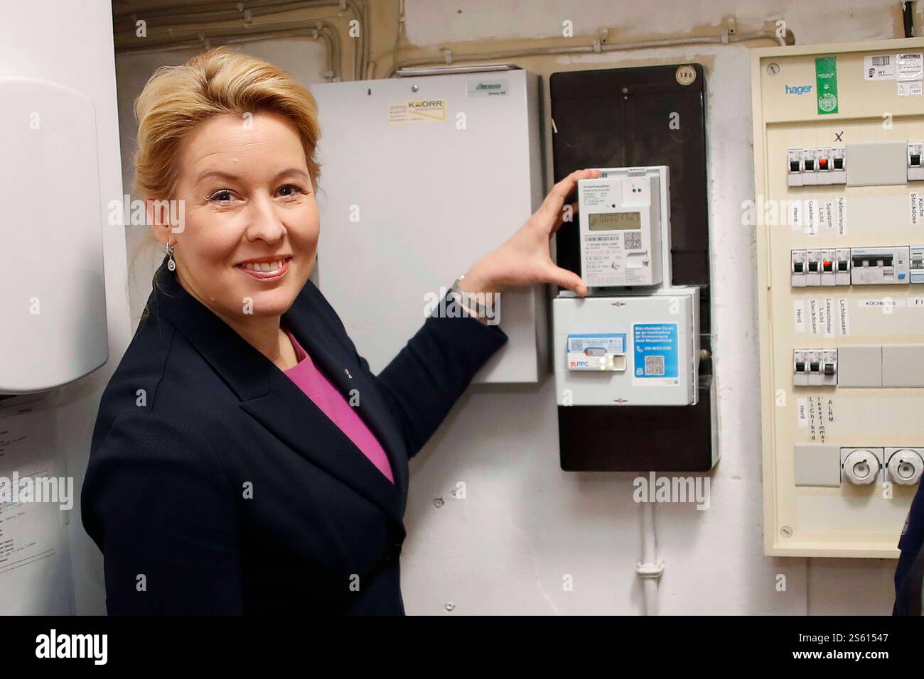 15.01.2025, Berlino, Wirtschaftssenatorin Franziska Giffey, montiert symbolisch einen Smart Meter Stromzähler in einer landeseigenen Einrichtung an, bis Ende 2025 stattet der Städtische Netzbetreiber Stromnetz Berlin die Landesliegenschaften des Land Berlin mit 4800 intelligenten mess-Systemen aus, Digitalisierung, u.a. Rathäuser, Sportplätze, Schulen,, Schulen, Schulen, Berlin Deutschland *** 15 01 2025, Berlino, senatrice per gli affari economici Franziska Giffey, installa simbolicamente un contatore elettrico intelligente in una struttura di proprietà statale, entro la fine del 2025 l'operatore municipale di rete Stromnetz Berlin fornirà i mezzi necessari Foto Stock