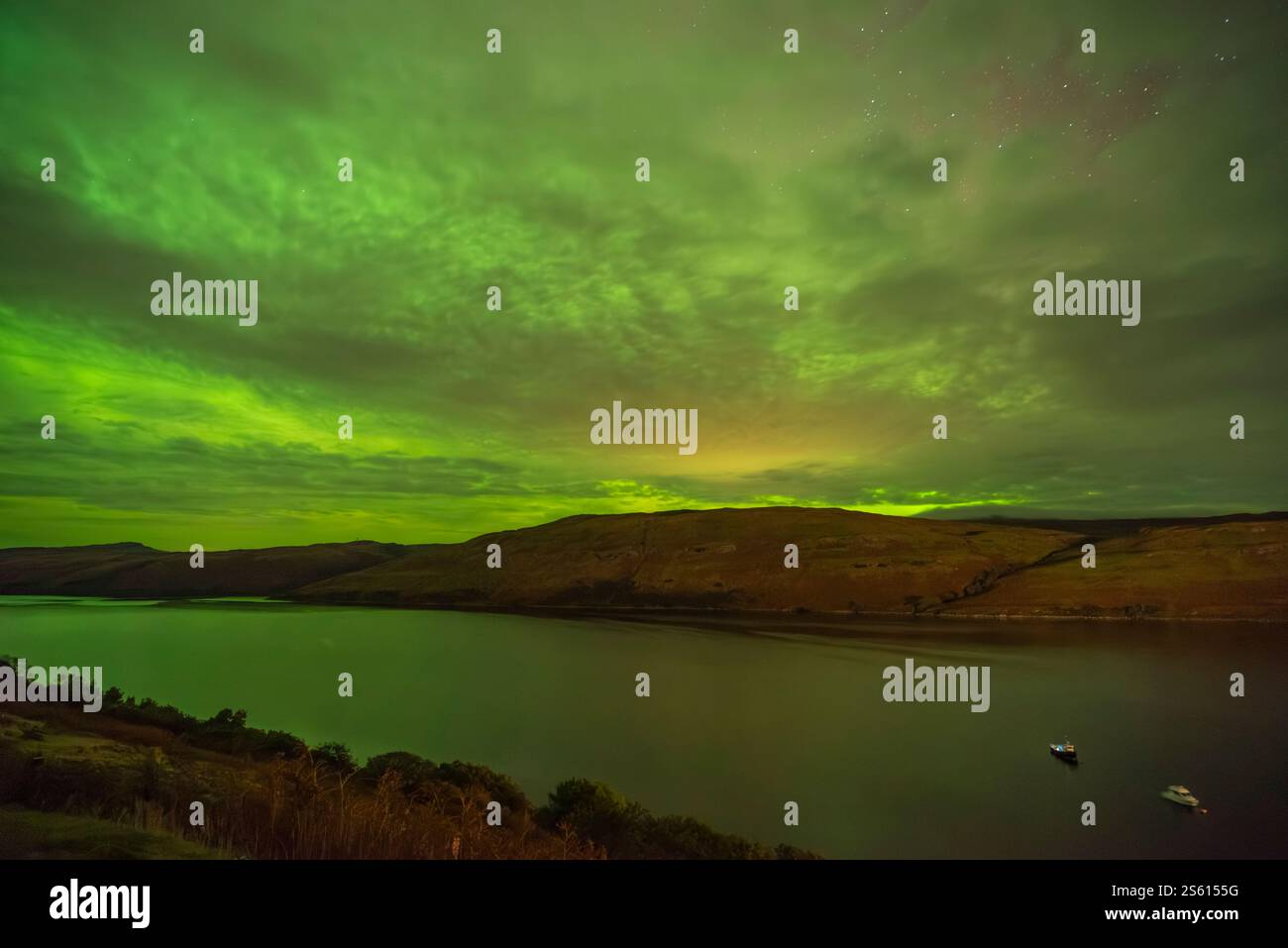 2024 aurora boreale verde aurora boreale 2024 aurora boreale skye aurora Loch Harport Carbost isola di skye scozia Regno Unito Europa Foto Stock