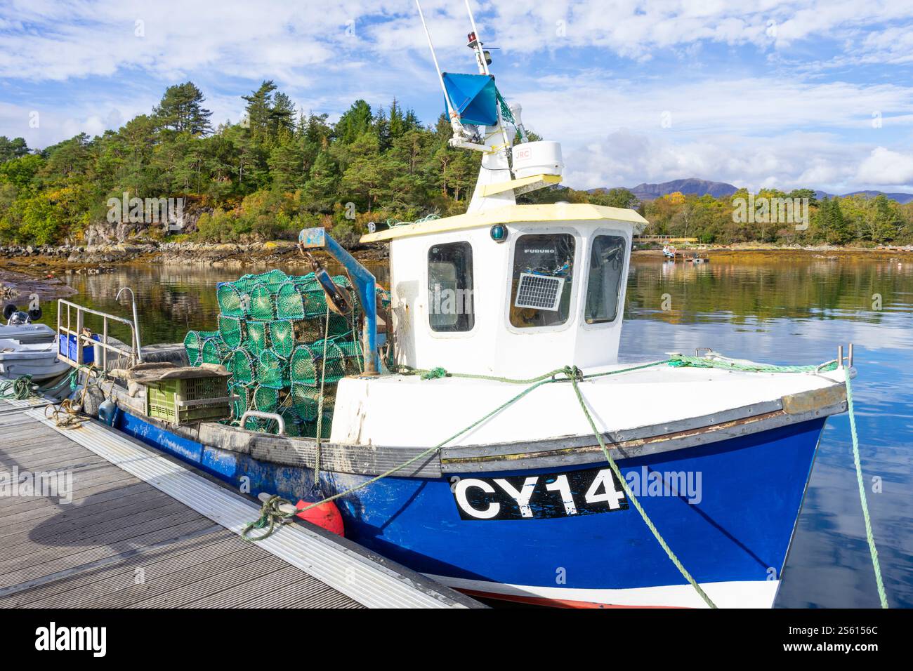 Barca da pesca del villaggio scozzese di Plockton presso il molo principale di Plockton Loch Carron Lochalsh Ross e Cromarty Wester Ross Highlands scozzesi Scozia Regno Unito Foto Stock