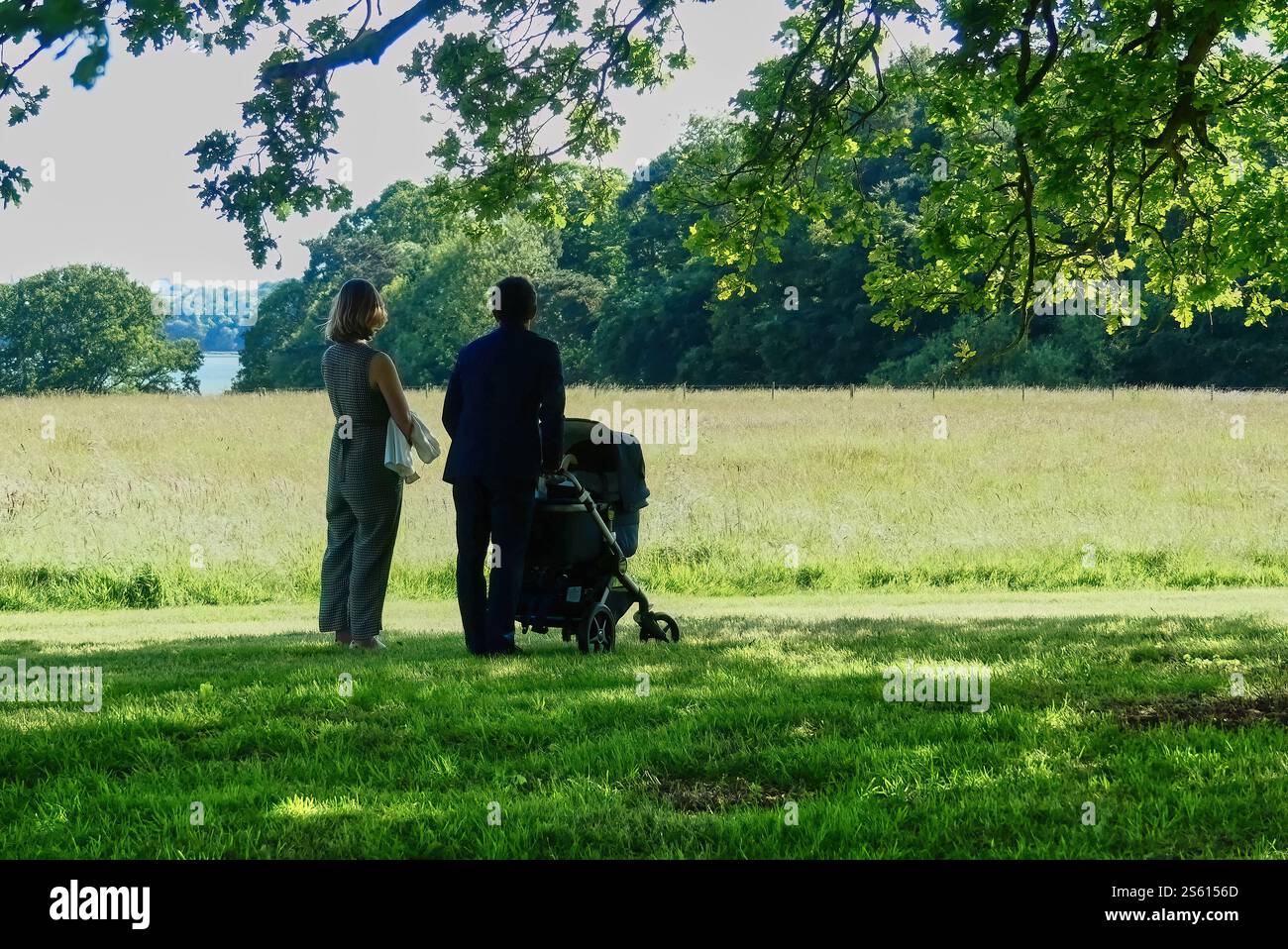 Le famiglie potranno trascorrere momenti di qualità all'aria aperta nel lussureggiante Green Field Foto Stock