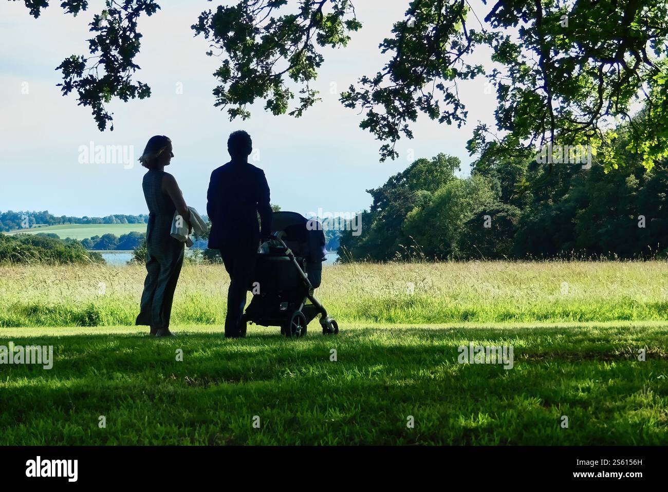 Le famiglie potranno trascorrere momenti di qualità all'aria aperta nel lussureggiante Green Field Foto Stock