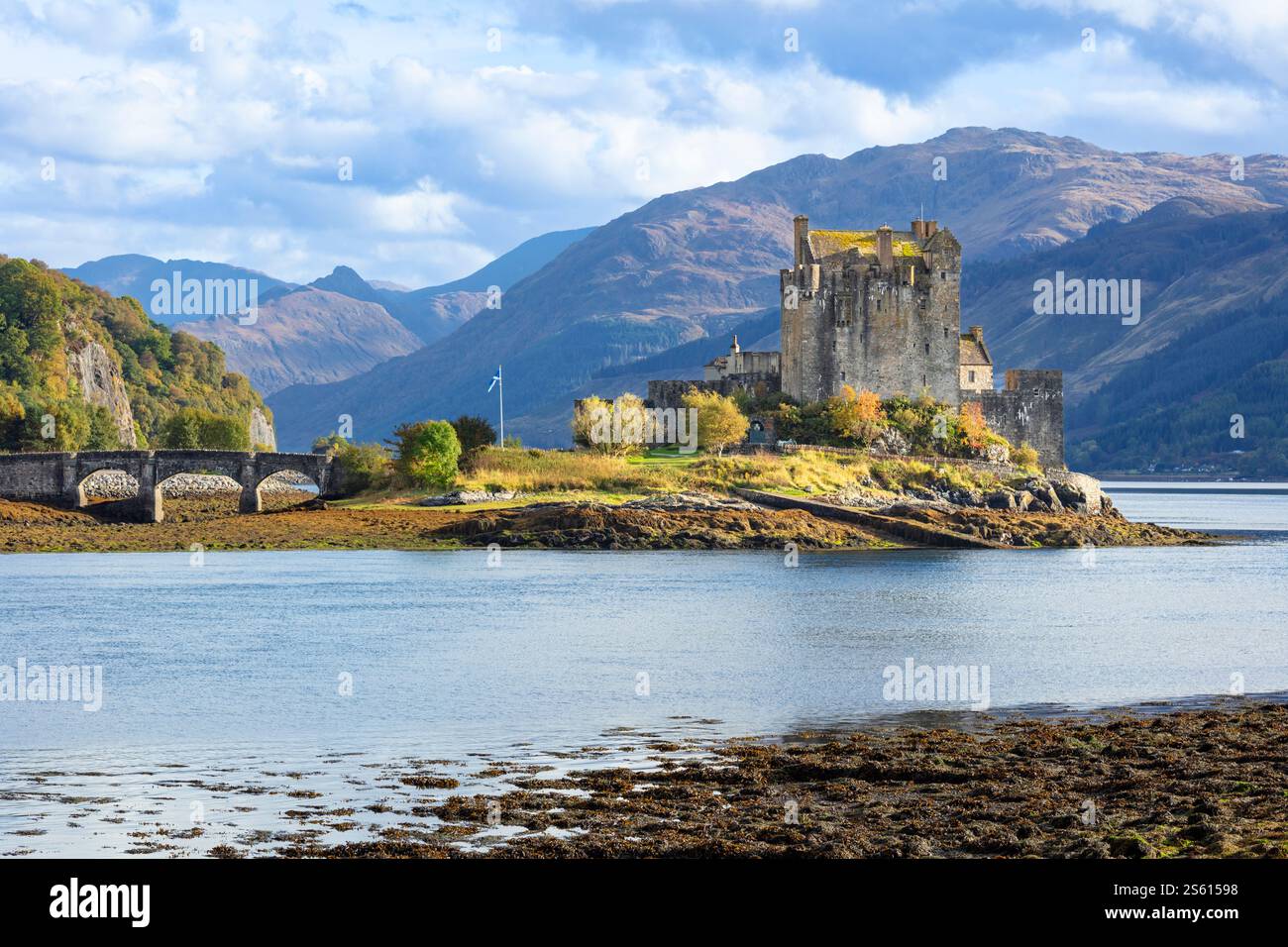 Il castello di Eilean Donan si riflette nelle acque di Loch Duich vicino a Dornie da Kyle di Lochalsh Ross e Cromarty Western Highlands della Scozia Regno Unito Europa Foto Stock
