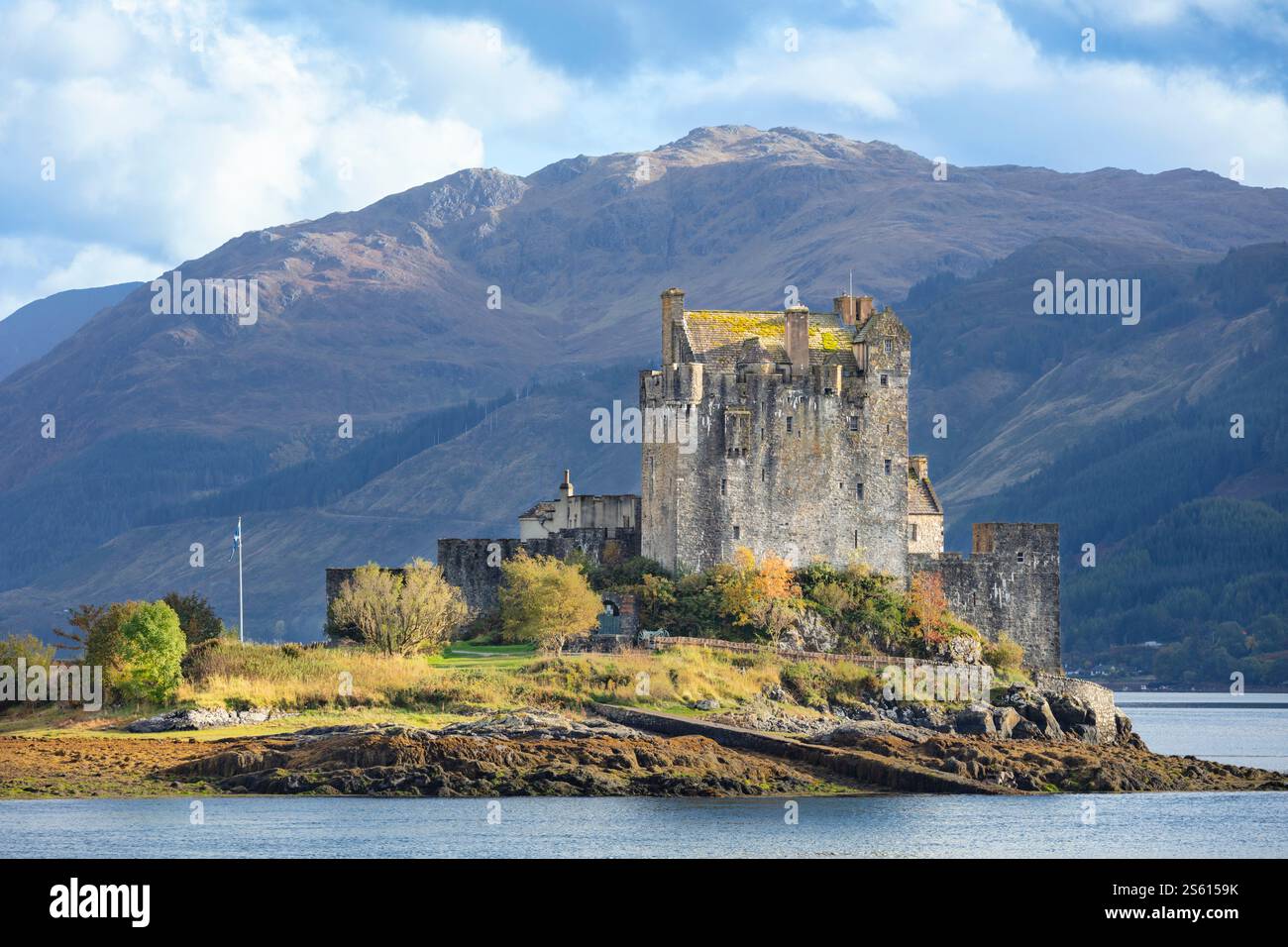 Il castello di Eilean Donan si riflette nelle acque di Loch Duich vicino a Dornie da Kyle di Lochalsh Ross e Cromarty Western Highlands della Scozia Regno Unito Europa Foto Stock