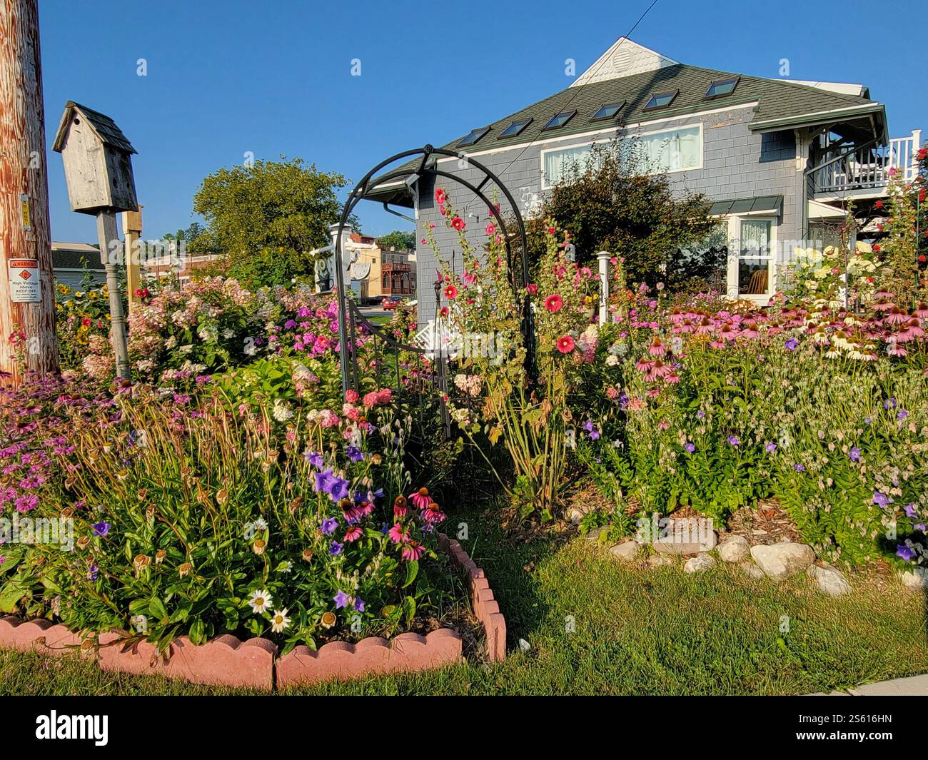 Bellissimo giardino a Kewaunee, Wisconsin. Il giardino circonda l'ex deposito ferroviario. - Immagine stock catturata con smartphone