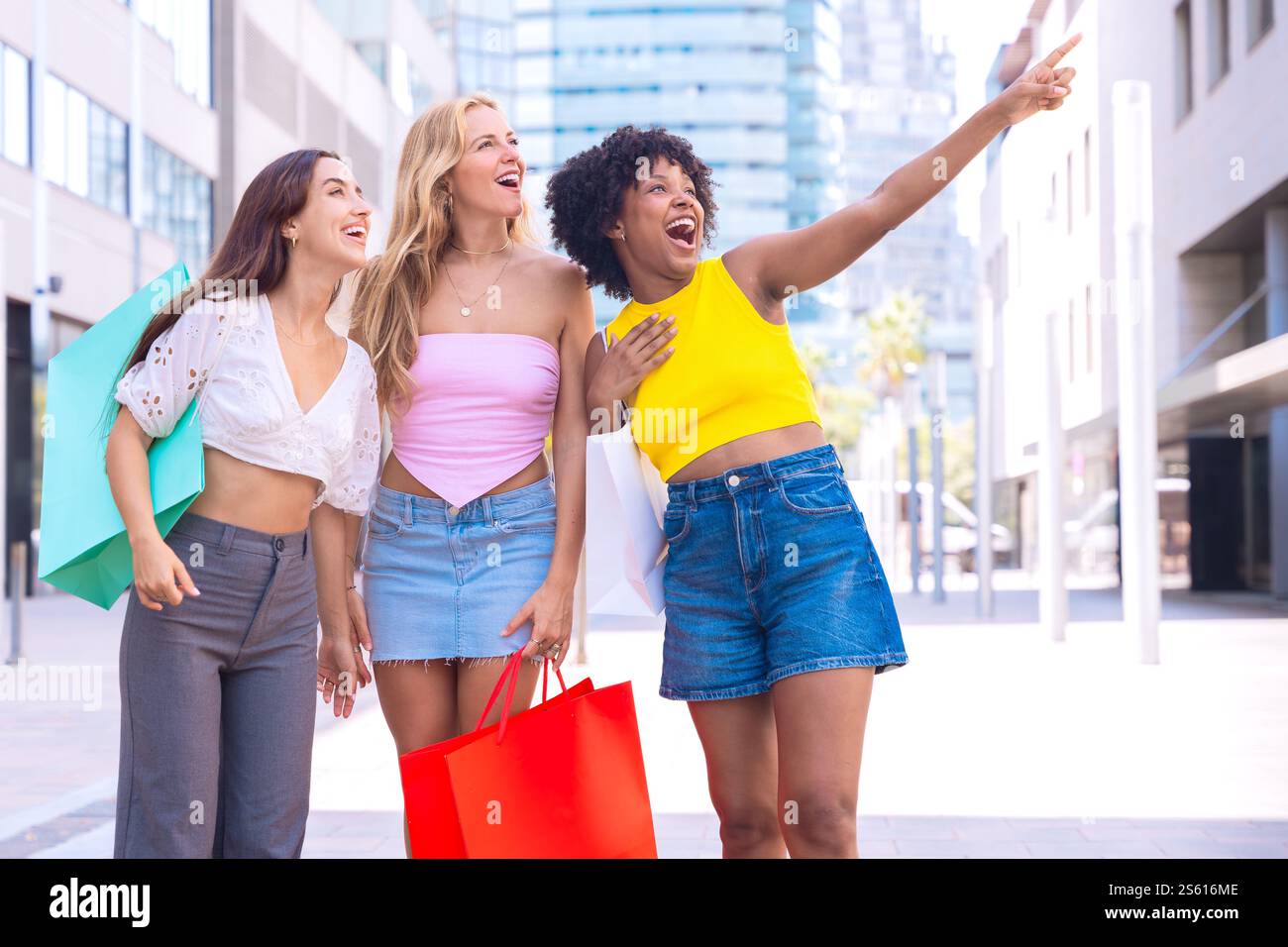 Three Happy Women Shopping ed esplorare la città insieme Foto Stock