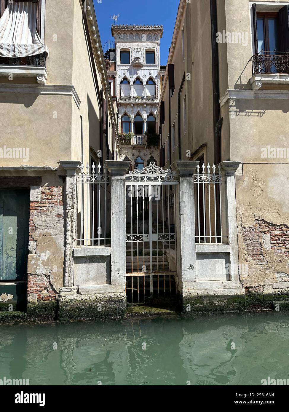 Porta con cancello di ferro sul canale - Immagine stock catturata con smartphone