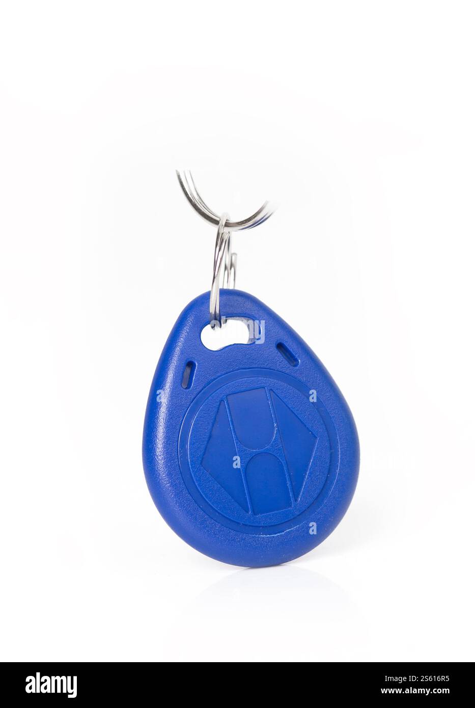 Portachiavi RFID blu con portachiavi metallico, isolato su sfondo bianco. sistemi di accesso sicuri Foto Stock