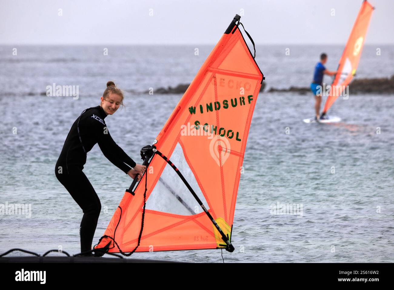 Donna che impara a praticare windsurf, scuola di windsurf, El Cotillo, Fuerteventura, Isole Canarie, Spagna. Foto Stock