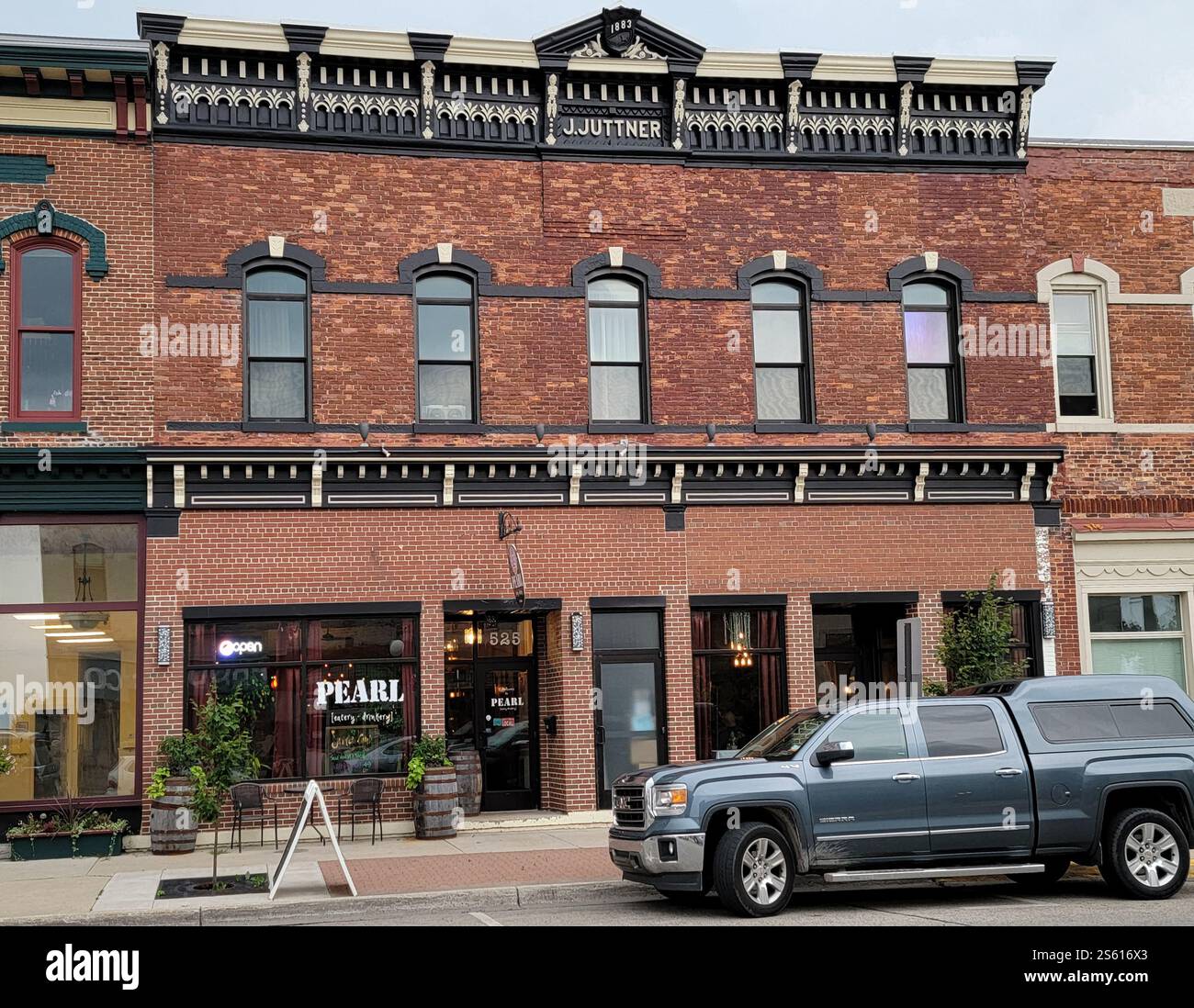 Ristorante locale in un edificio storico, Menominee, Michigan - Immagine stock catturata con smartphone