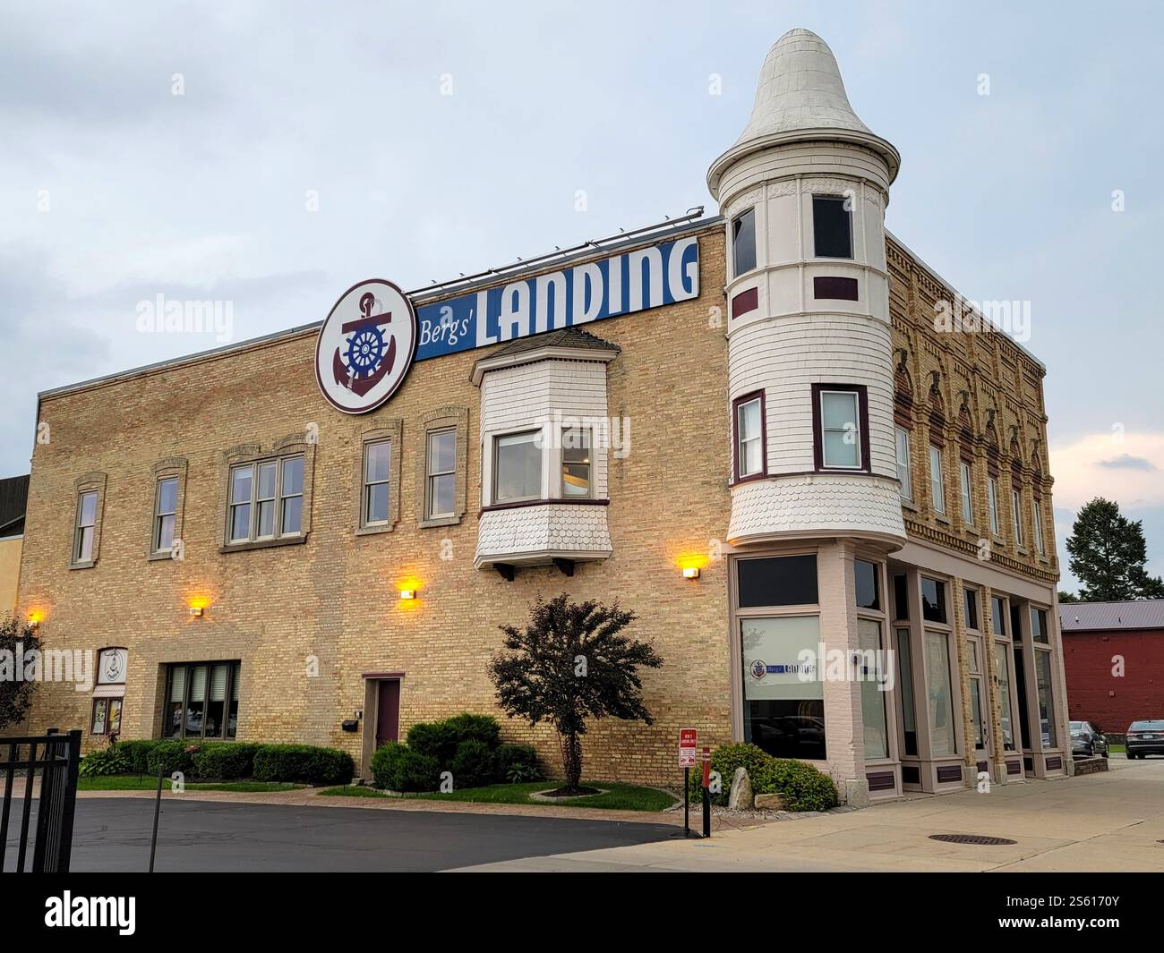 Ristorante locale in un edificio storico, Menominee, Michigan - Immagine stock catturata con smartphone