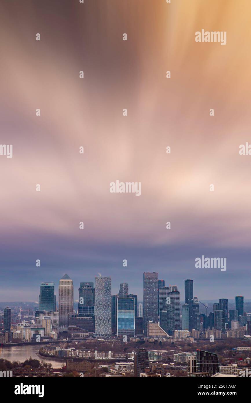 Una foto a lunga esposizione dei grattacieli di Canary Wharf e dei Docklands con molto spazio per le copie Foto Stock