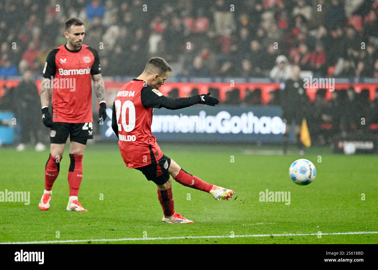 BayArena Leverkusen Germania, 14.01.2025, calcio: Bundesliga stagione 2024/25 giorno 17, Bayer 04 Leverkusen (B04) vs FSV Mainz 05 (M05) — Alejandro Grimaldo (B04) calcio di punizione Foto Stock