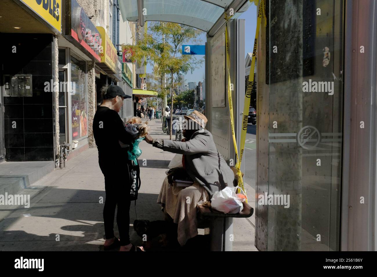 Interazione per strada tra due persone Foto Stock