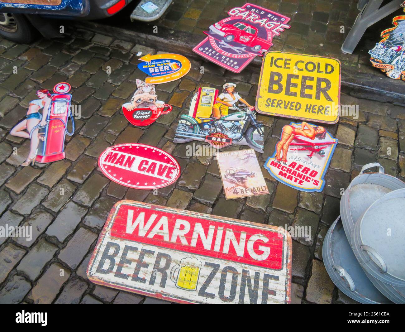 Belgio, Gand, americano; stati uniti; pubblicità; pubblicità; in vendita; brocante; mercato; pulci; strada; birra; automobili; benzina; gas; donna; donne; sessismo Foto Stock