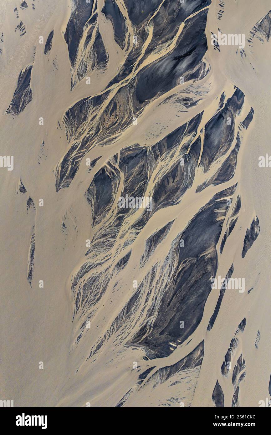 Vista aerea dei fiumi glaciali intrecciati nell'Islanda meridionale, che mostrano l'arte naturale. Foto Stock