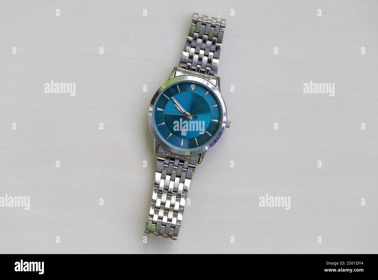 Elegante orologio da polso analogico da uomo con cinturino in acciaio inossidabile e funzione data. Foto Stock