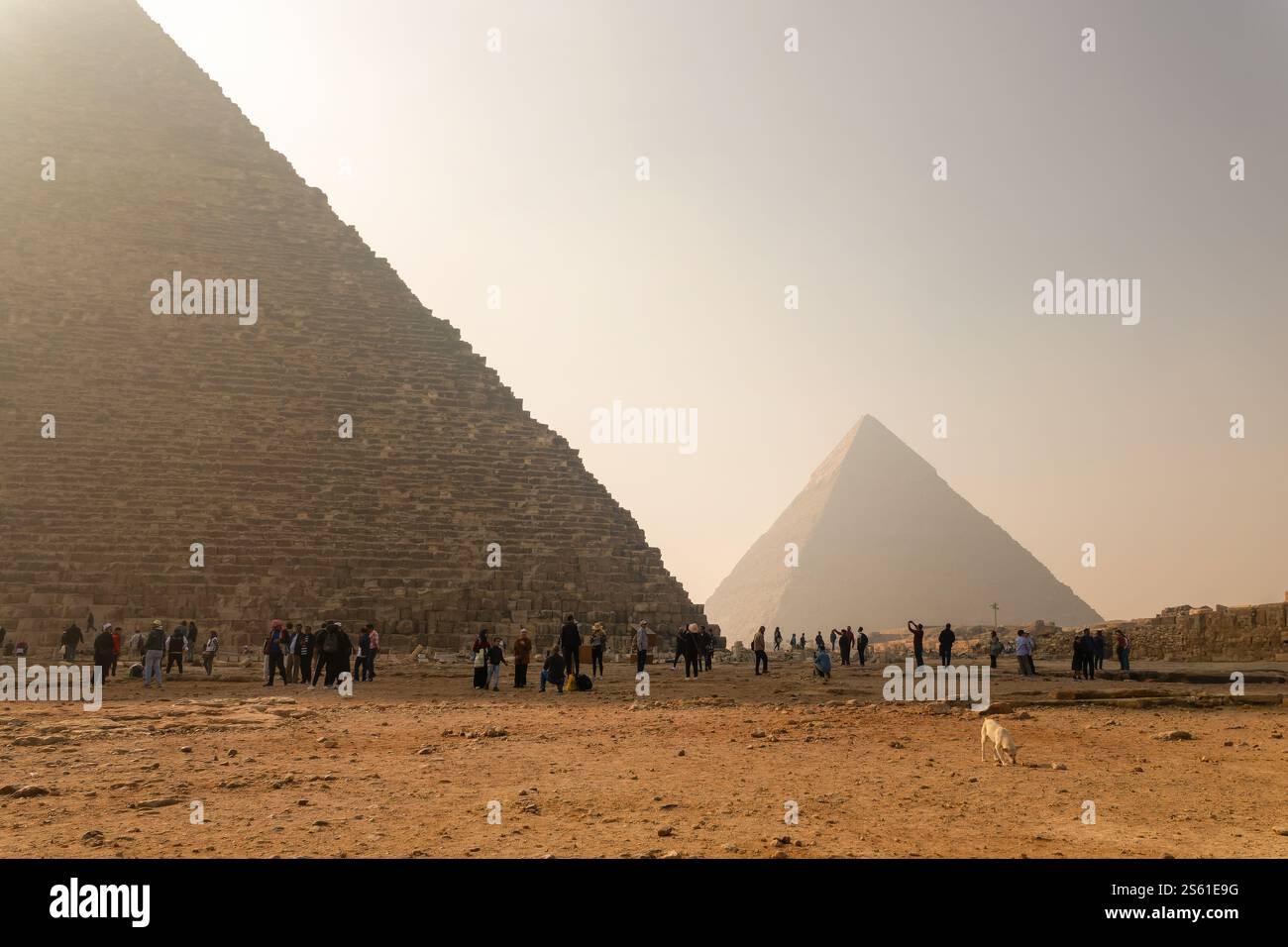 Persone che visitano le antiche piramidi egizie di Giza vicino al Cairo, Egitto Foto Stock