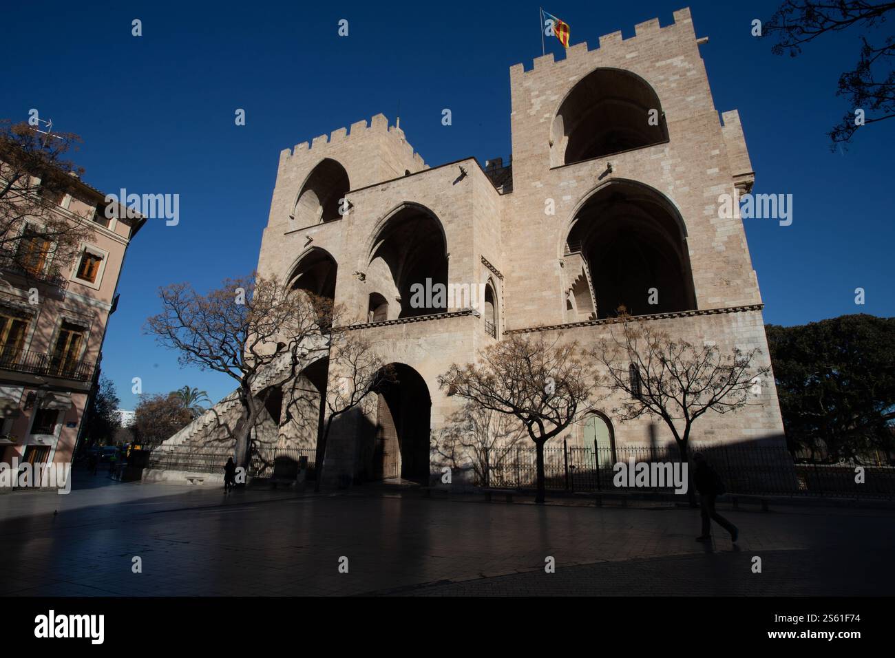 Valencia, Spagna, 15 gennaio 2025. Serranos Towers Gate nel quartiere di El Carmen quest'anno la rivista Forbes ha dichiarato Valencia la migliore città del mondo in cui andare in pensione. Credito: Eduard Ripoll. Foto Stock