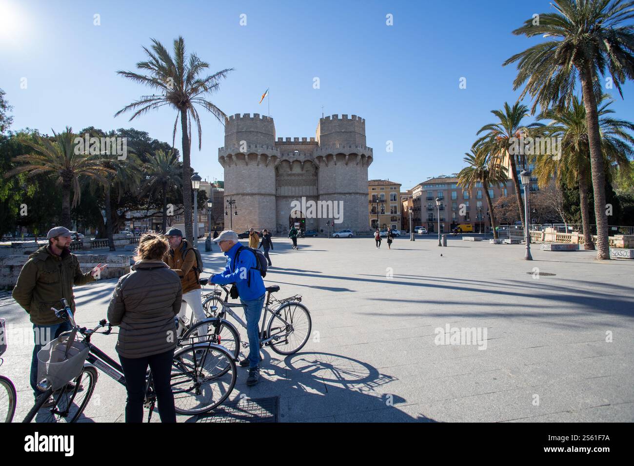Valencia, Spagna, 15 gennaio 2025. Serranos Towers Gate nel quartiere di El Carmen quest'anno la rivista Forbes ha dichiarato Valencia la migliore città del mondo in cui andare in pensione. Credito: Eduard Ripoll. Foto Stock
