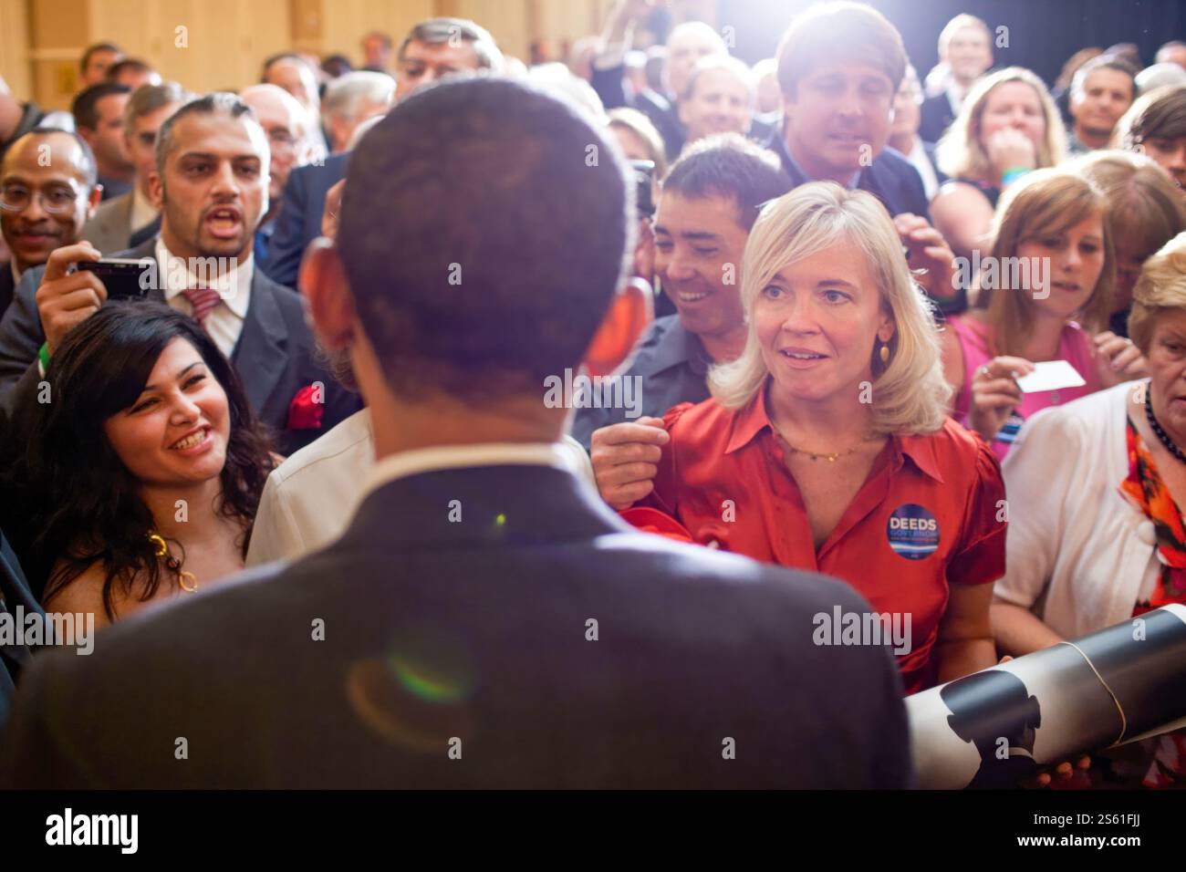 Il presidente Barrack Obama stringe la mano ad un ricevimento a Tyson's Corner, Virginia, per il candidato governatore Creigh Deeds, 6 agosto 2009. (Foto ufficiale della Casa Bianca). IMMAGINE CON RESTRIZIONI, vedere il campo informazioni aggiuntive Foto Stock