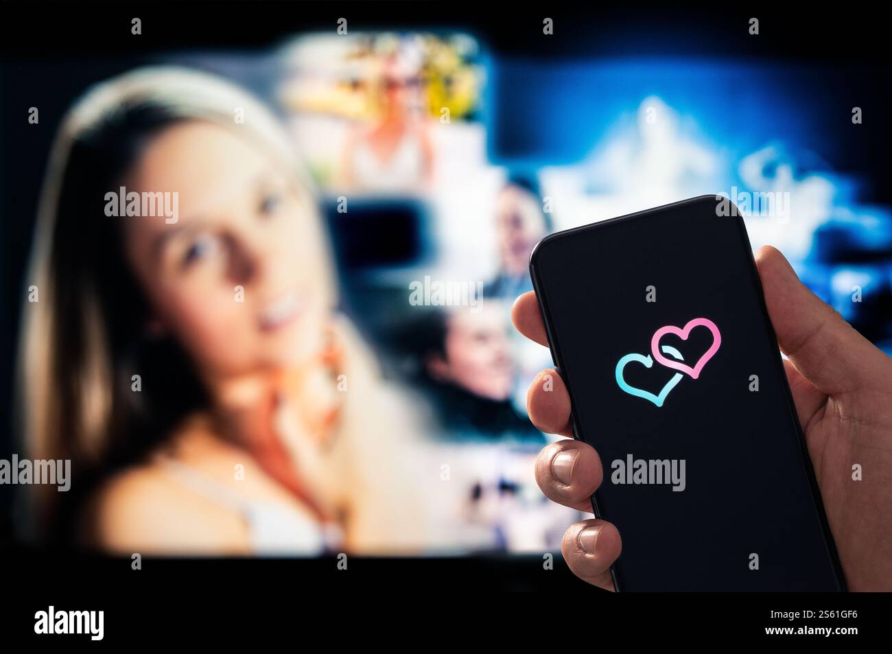 Profilo di incontri online con foto di bella donna. App per trovare l'amore. Scorri verso destra per abbinare. Romanticismo virtuale. Flirt singolo. Immagine di una ragazza. Foto Stock