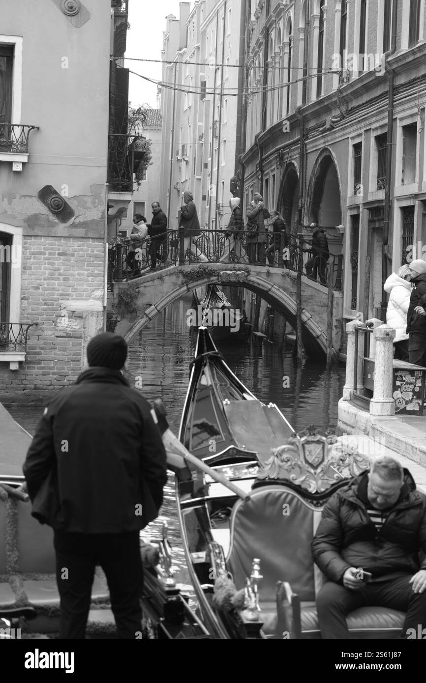 Gondoliere in attesa dell'arrivo dei turisti Foto Stock