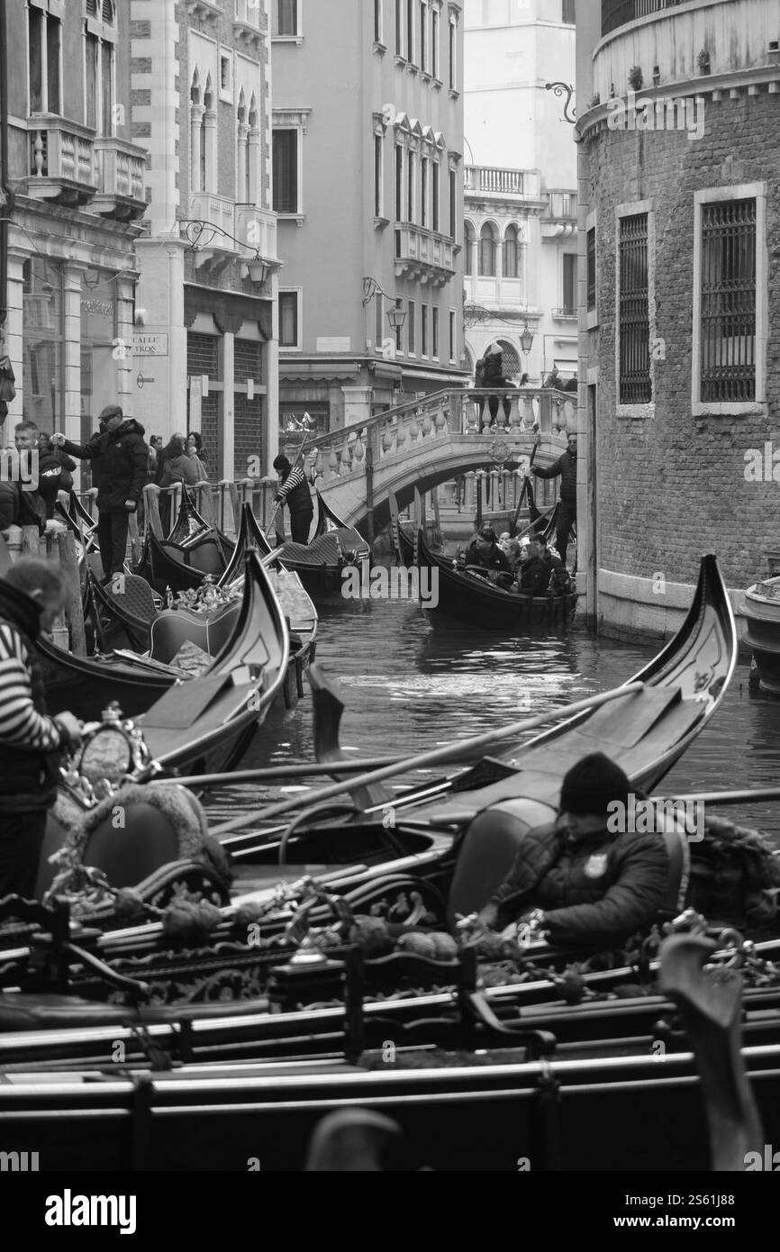 Gondoliere in attesa di turisti Foto Stock