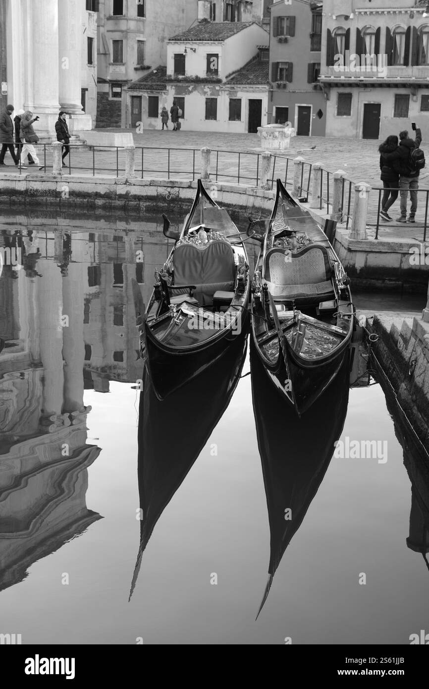Gite in barca romantiche in gondola a Venezia Foto Stock