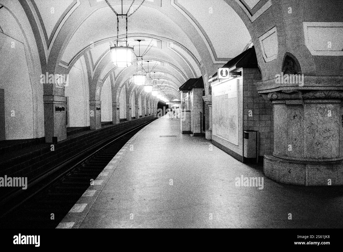 Interno della stazione Heidelberger Platz U-Bahn / S-Bahn in bianco e nero. Berlino, Germania, 1994. Foto Stock