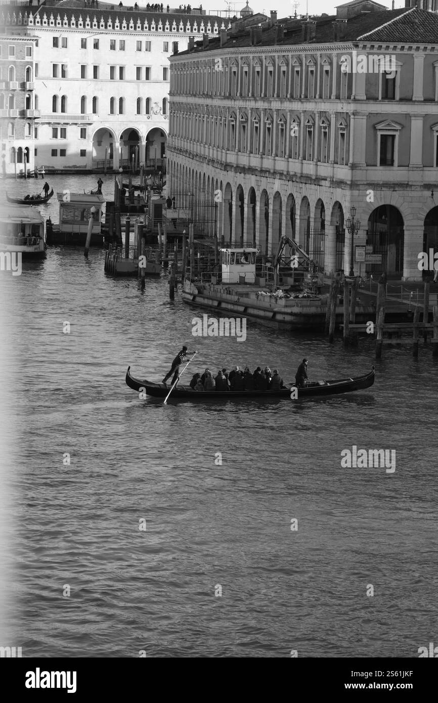 Gondoliere al lavoro a Venezia Foto Stock