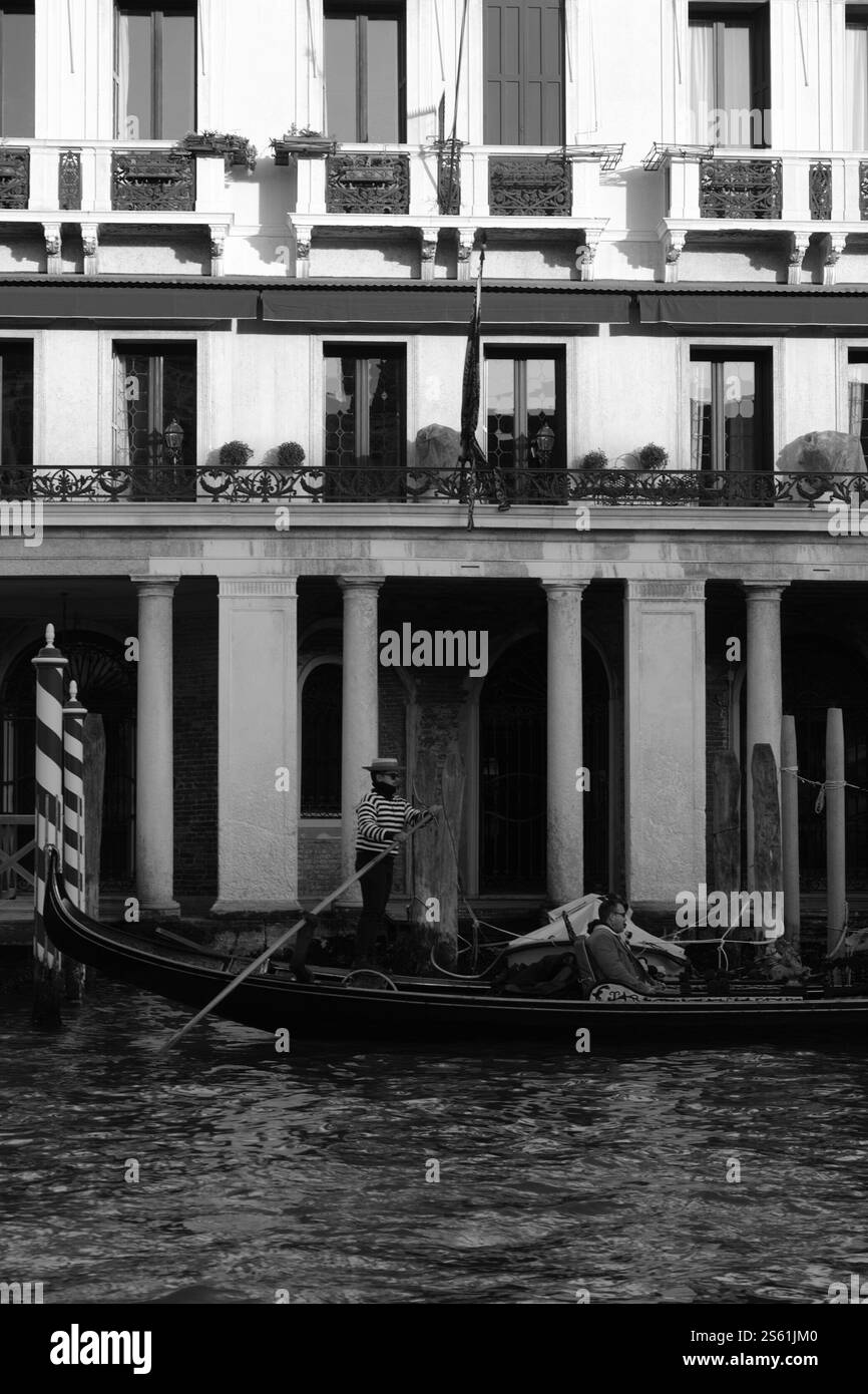 Gondoliere sul Canal grande Foto Stock