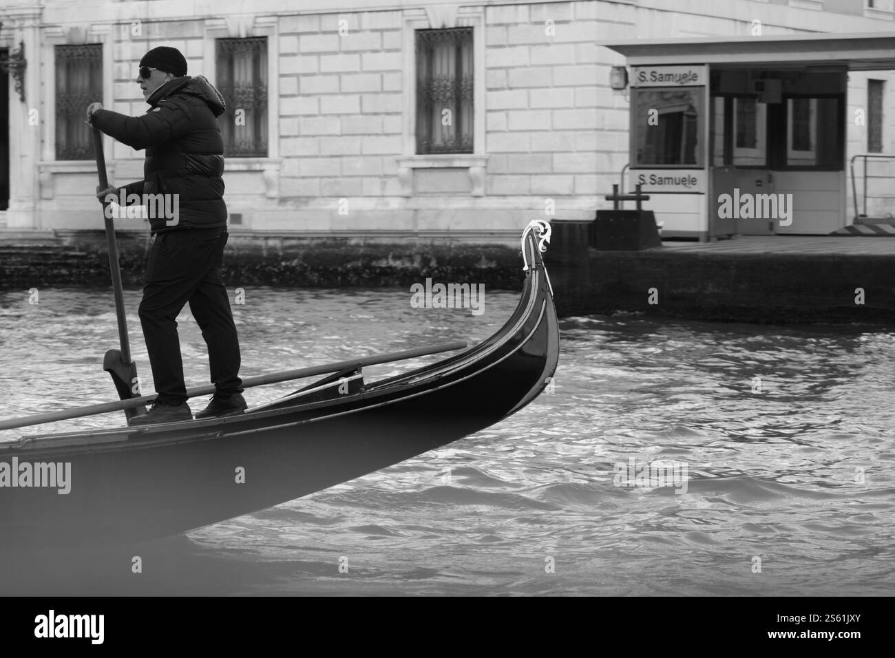 Gondoliere durante il lavoro a Venezia Foto Stock