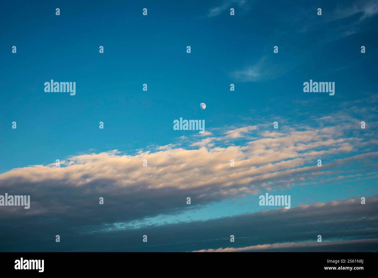 Cielo panoramico su un lago calmo con morbide nuvole al tramonto Foto Stock