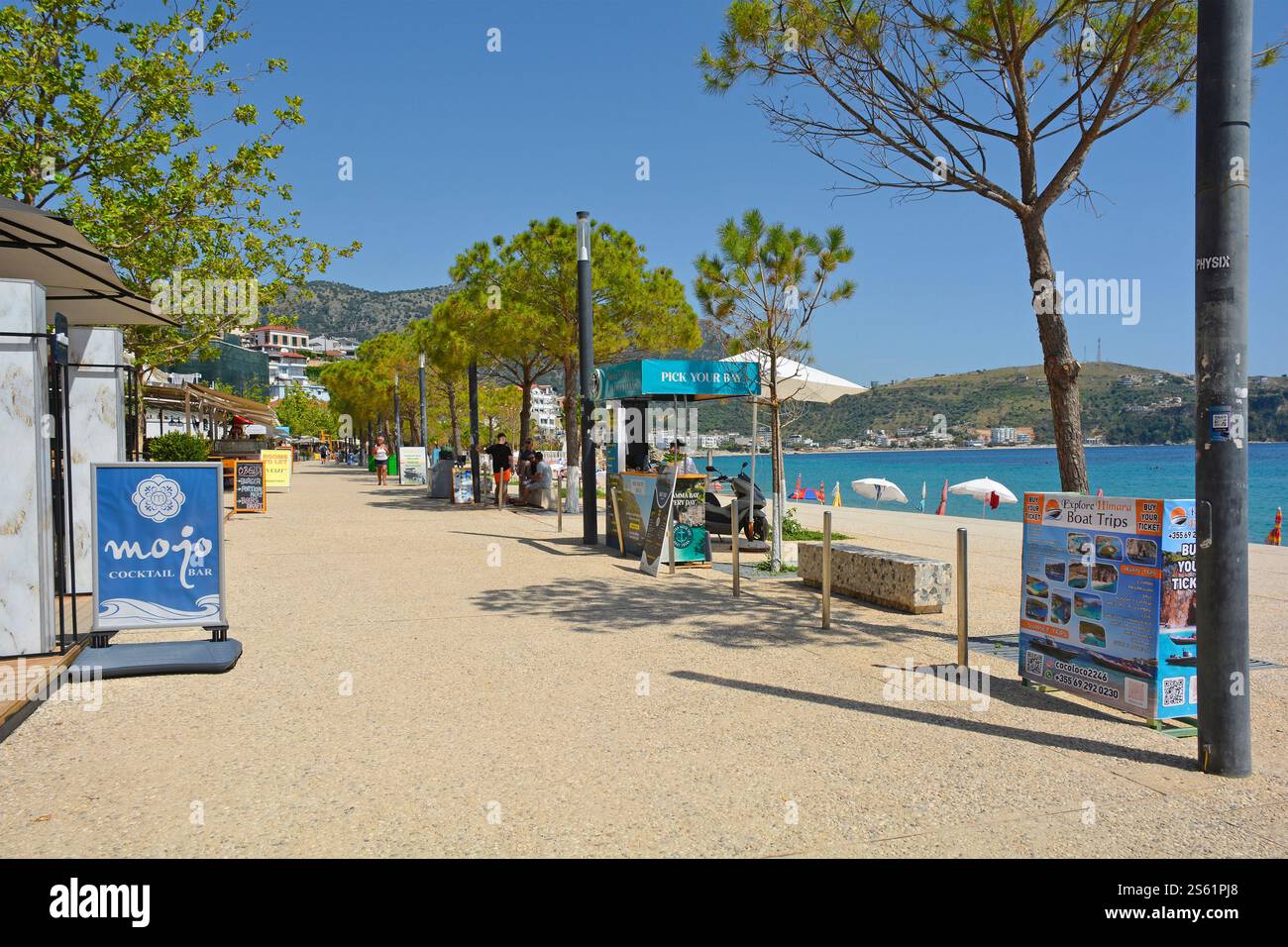 Himare, Albania - 8 giugno 2024. I tour operator in barca attendono i clienti sulla passeggiata sul lungomare di Himare a Spile Beach sulla Riviera albanese Foto Stock
