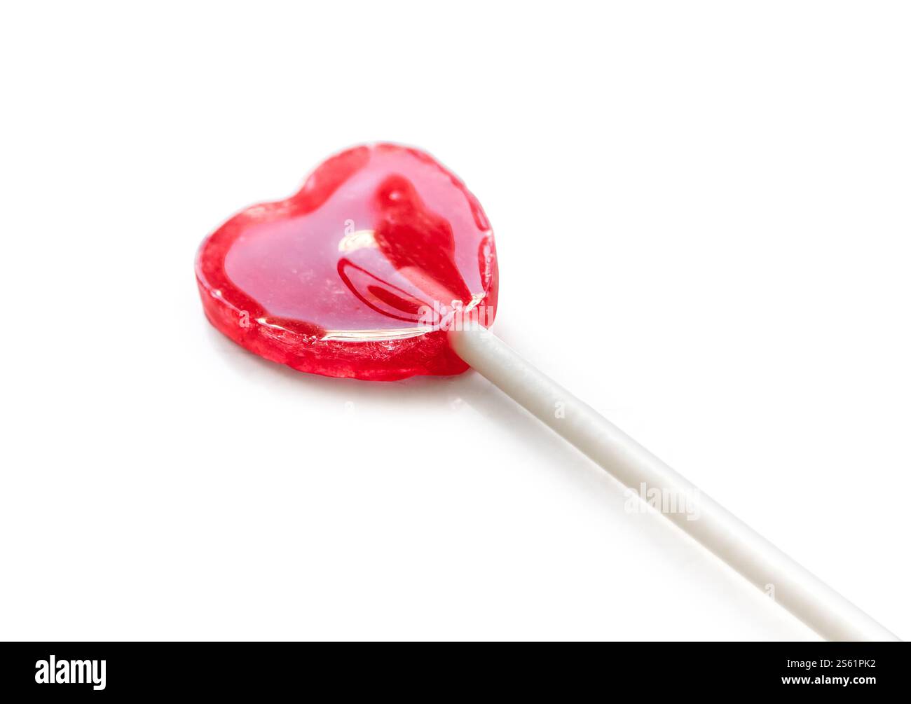 Lecca lecca rosso lucido a forma di cuore isolato su sfondo bianco. Lecca lecca rossa a forma di cuore isolata su sfondo bianco Foto Stock Lecca lecca rosso lucido a forma di cuore isolato su sfondo bianco. Lecca lecca rossa a forma di cuore isolata su sfondo bianco Foto Stock
