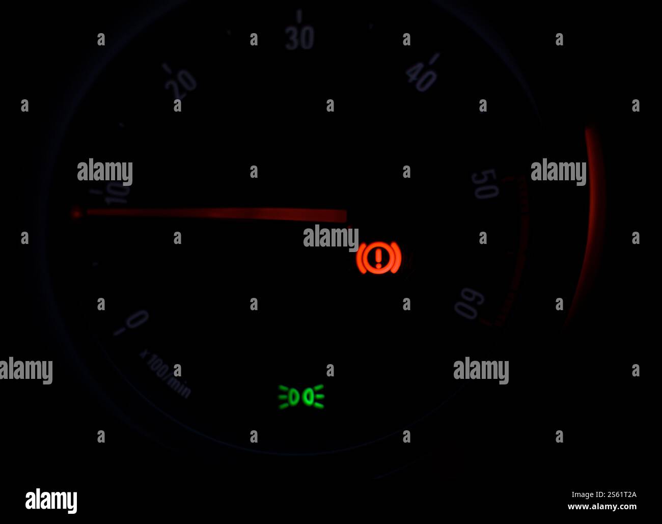 Spia del freno di stazionamento o del freno a mano sul cruscotto della vettura Foto Stock