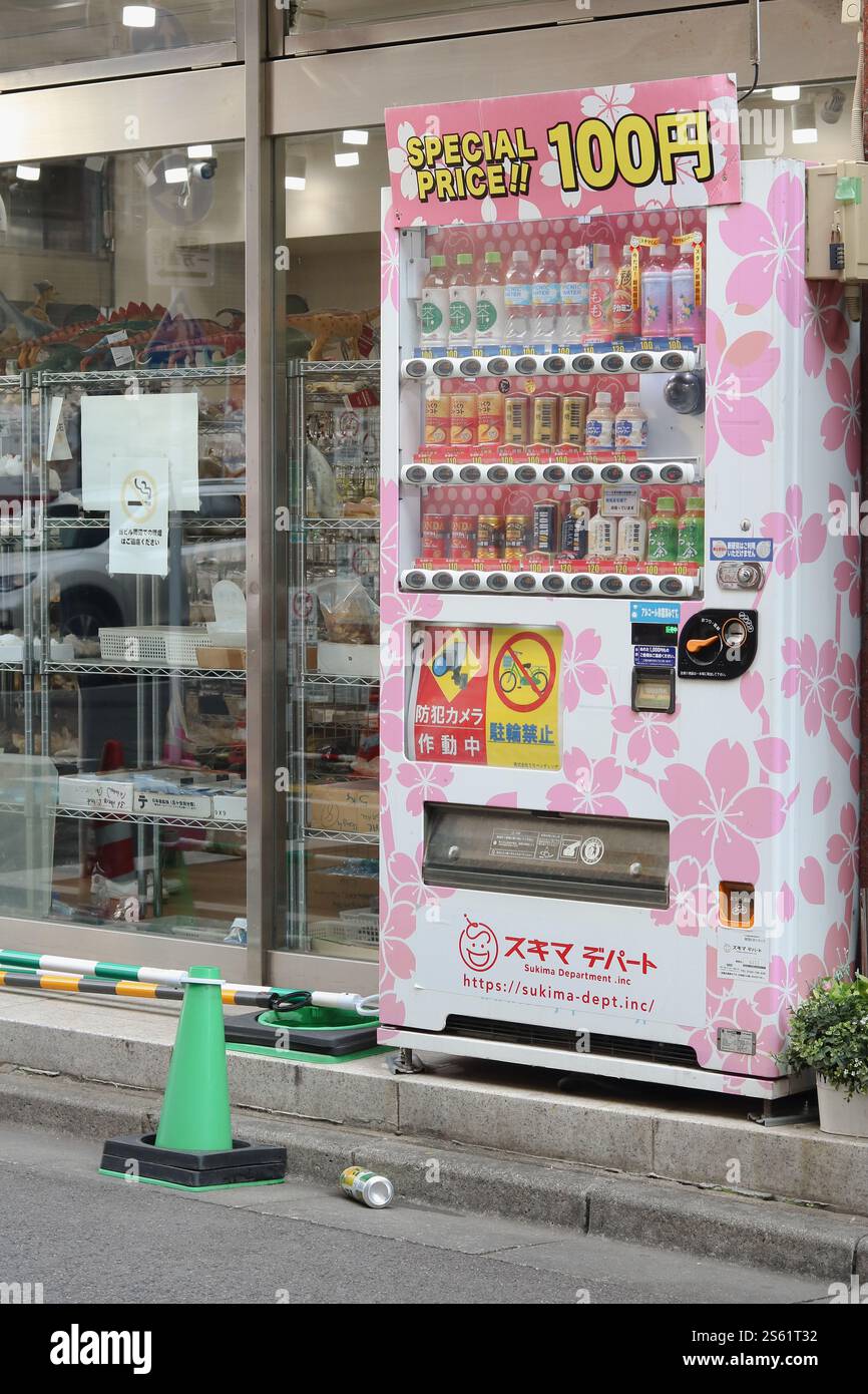 TOKYO, GIAPPONE - 12 gennaio 2025: Distributore automatico di bevande di fronte al negozio che vende cristalli nella zona di Okachimachi a Tokyo. Foto Stock