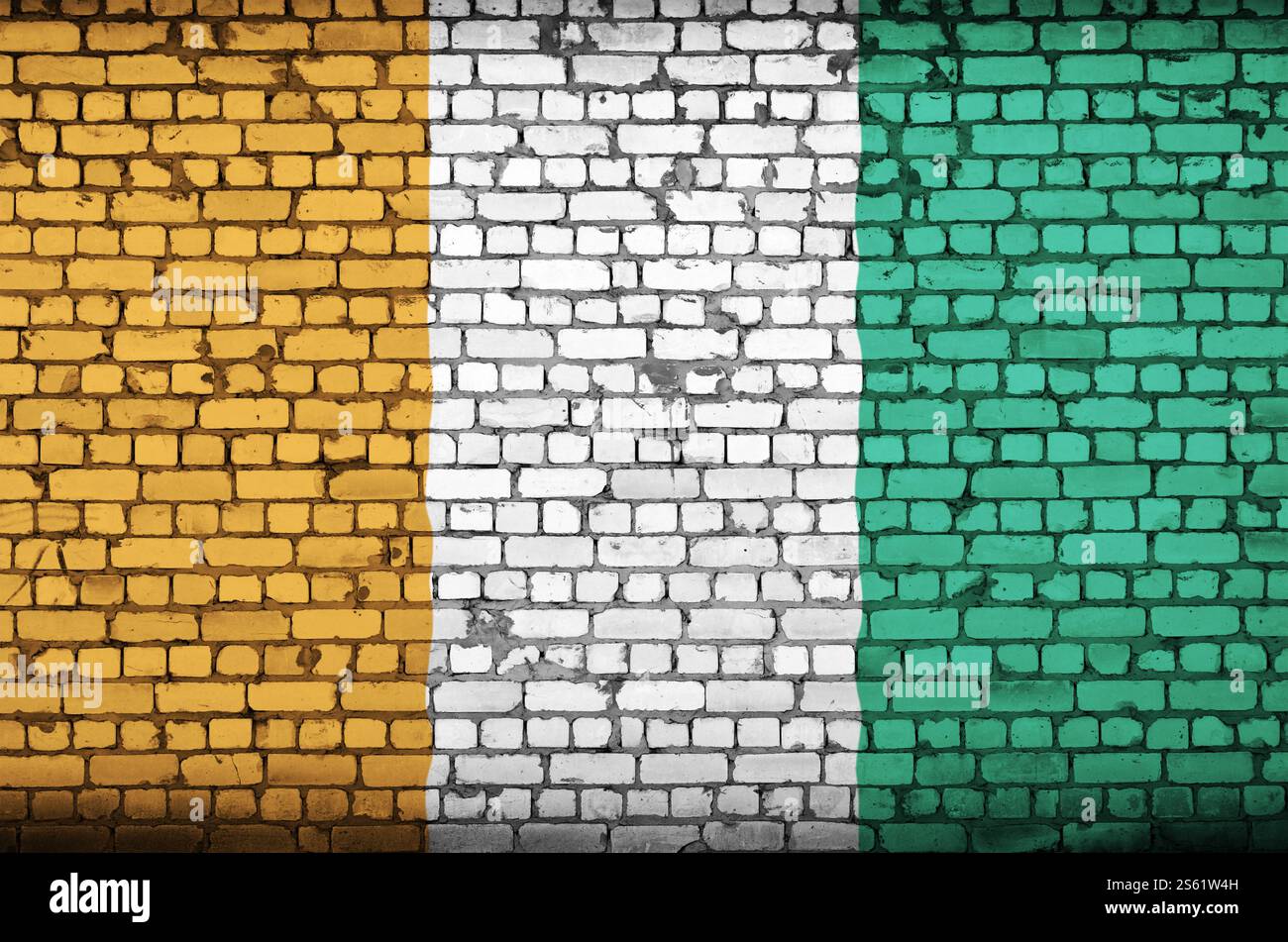 Bandiera della Costa d'Avorio è dipinta su un vecchio muro di mattoni Foto Stock
